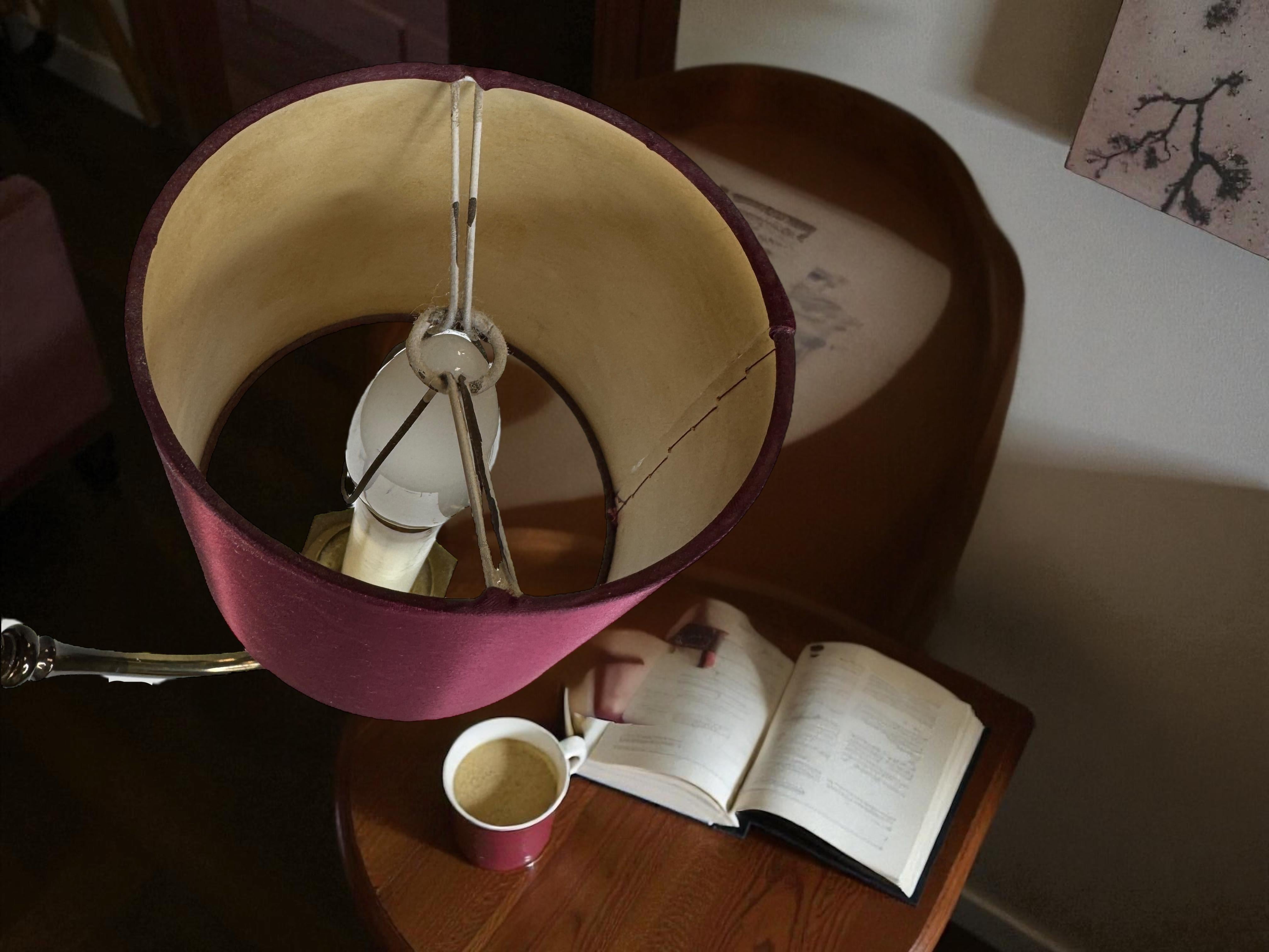 Splendido lampadario in ottone del Medioevo con paralumi satinati Vintage Italia, anni '50 in vendita 10