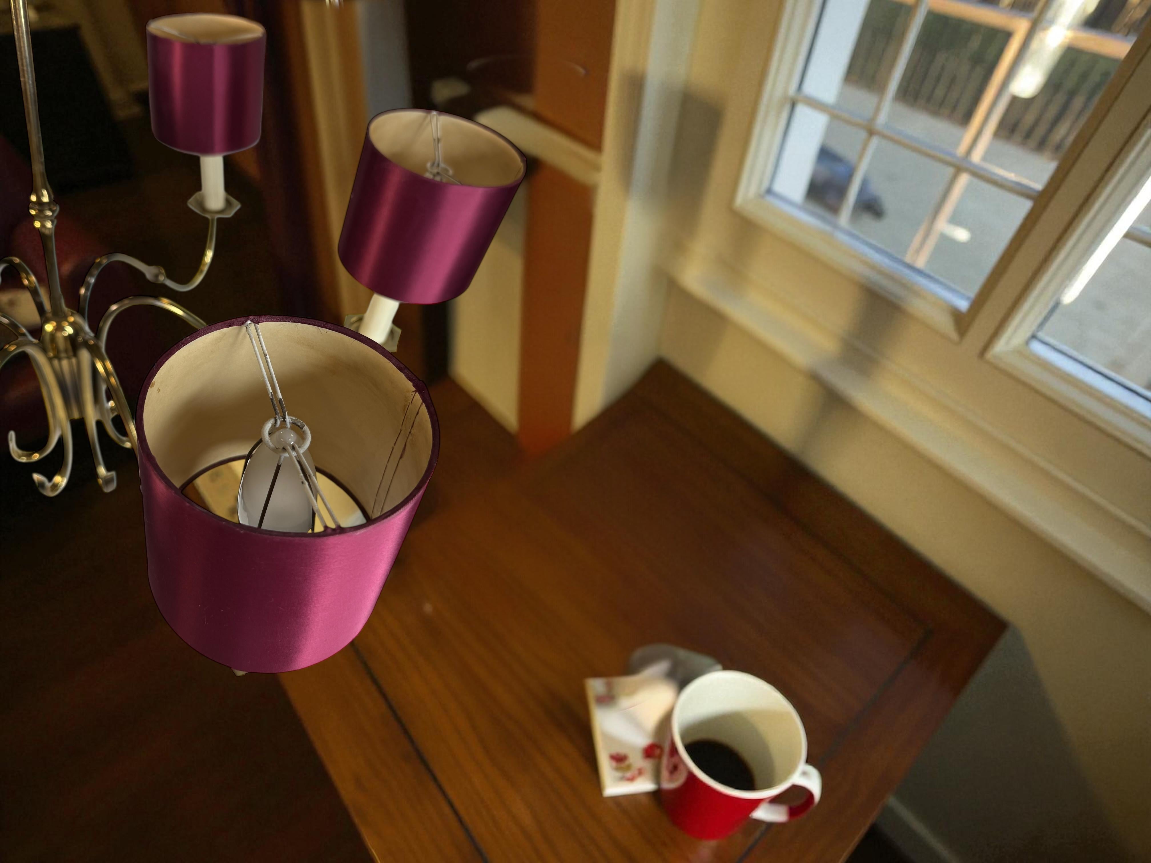 Splendido lampadario in ottone del Medioevo con paralumi satinati Vintage Italia, anni '50 in vendita 11