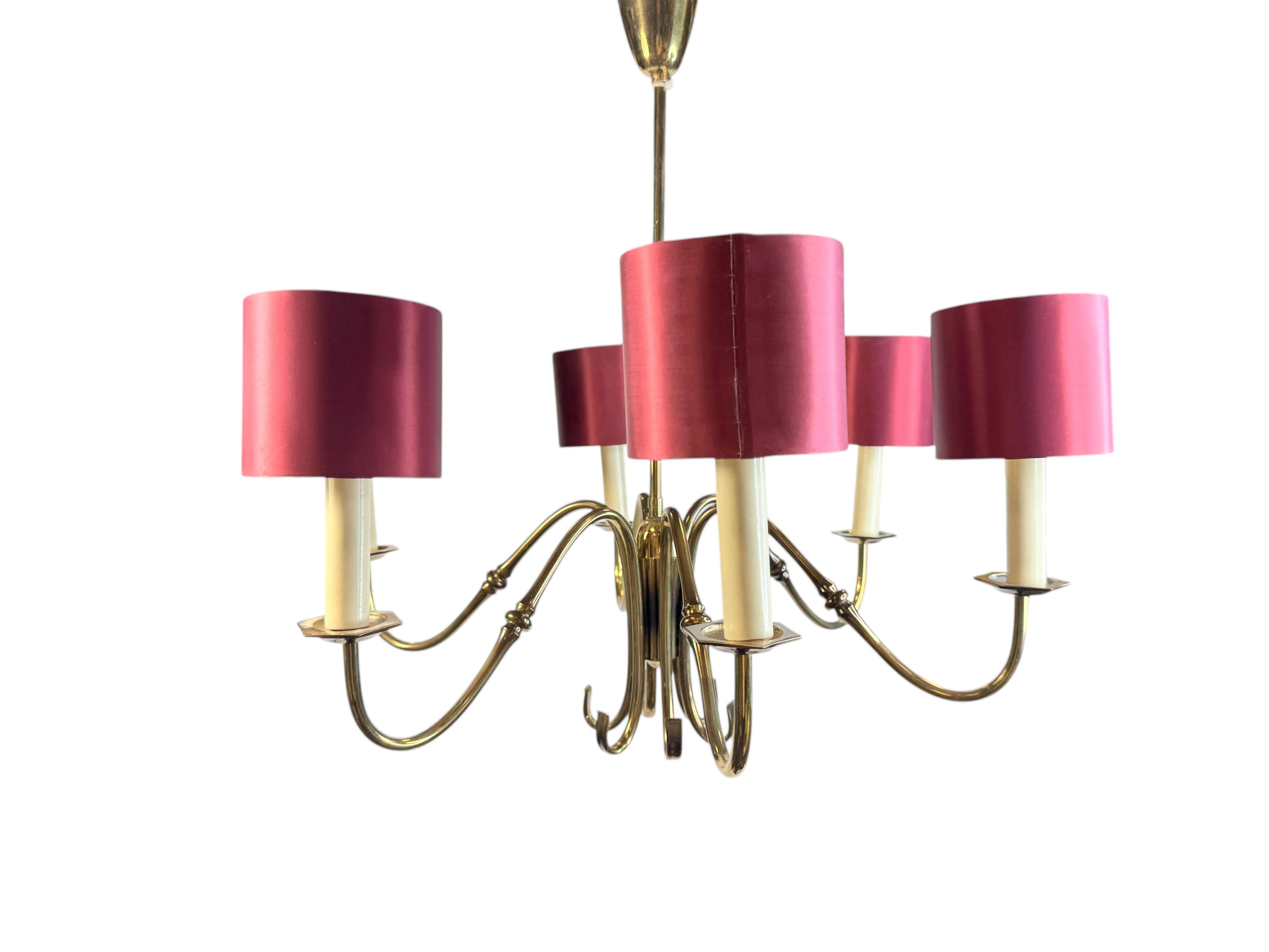 Italiano Splendido lampadario in ottone del Medioevo con paralumi satinati Vintage Italia, anni '50 in vendita