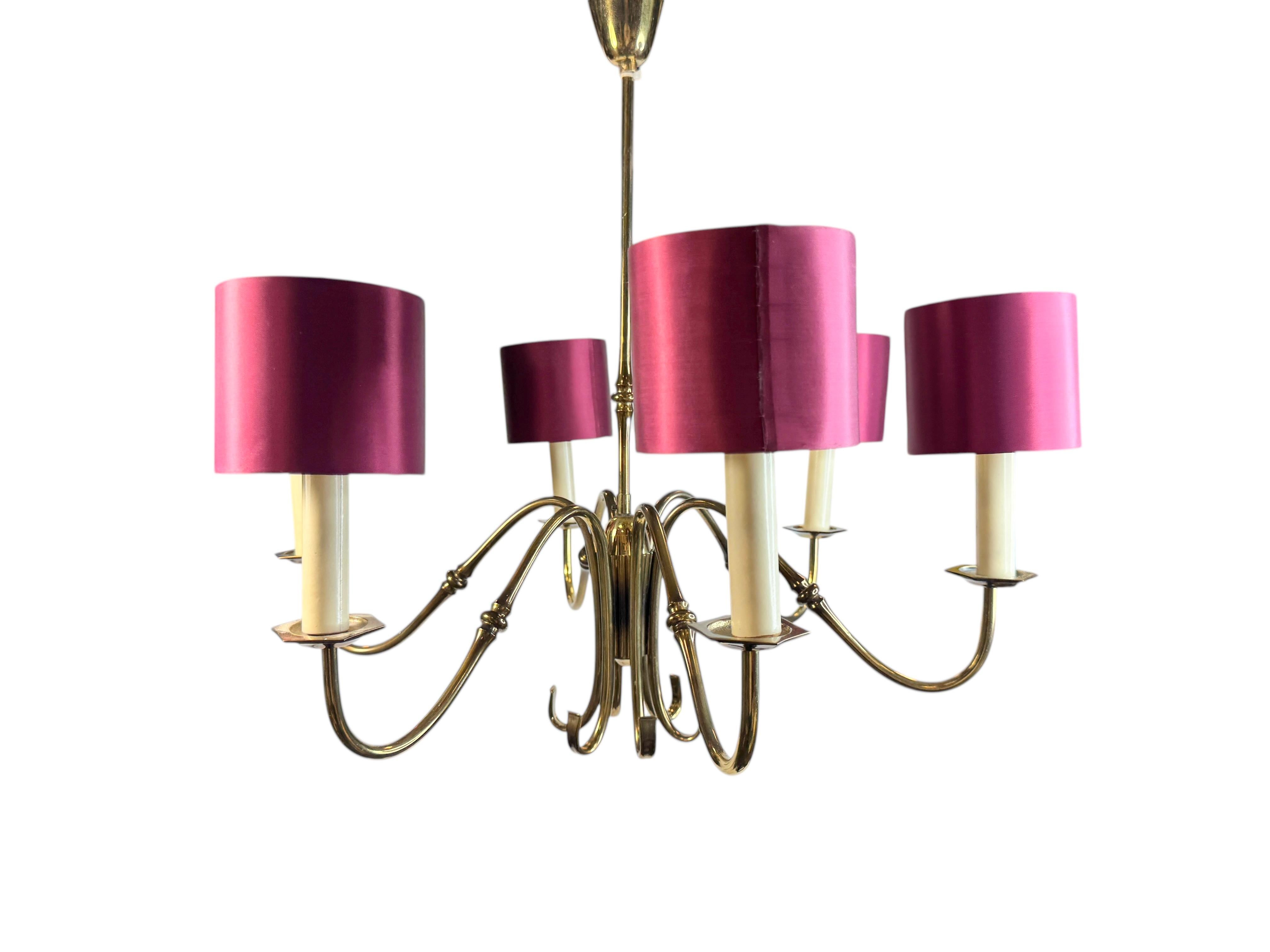 Splendido lampadario in ottone del Medioevo con paralumi satinati Vintage Italia, anni '50 In condizioni buone in vendita a Nuernberg, DE