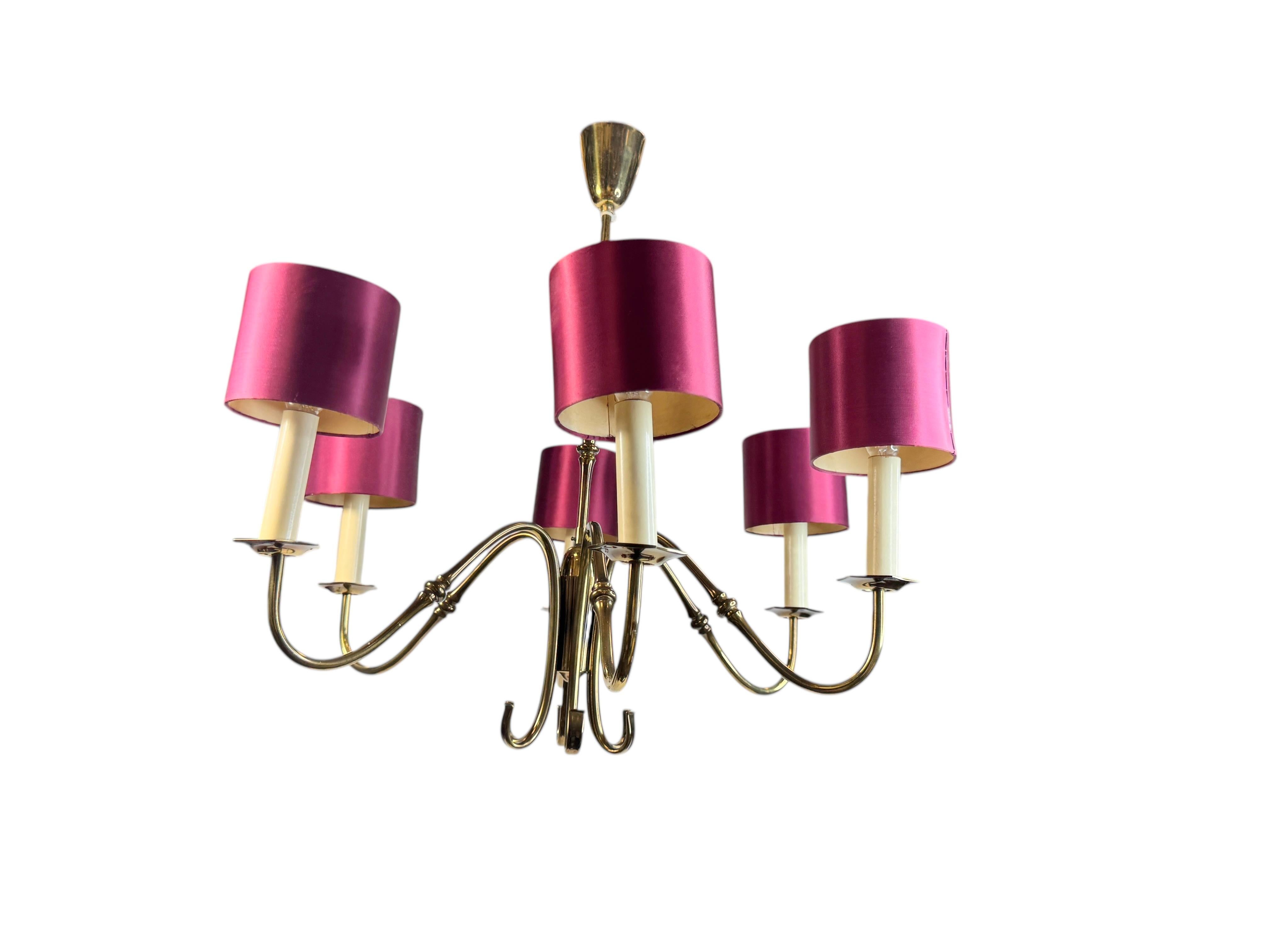 Metà XX secolo Splendido lampadario in ottone del Medioevo con paralumi satinati Vintage Italia, anni '50 in vendita