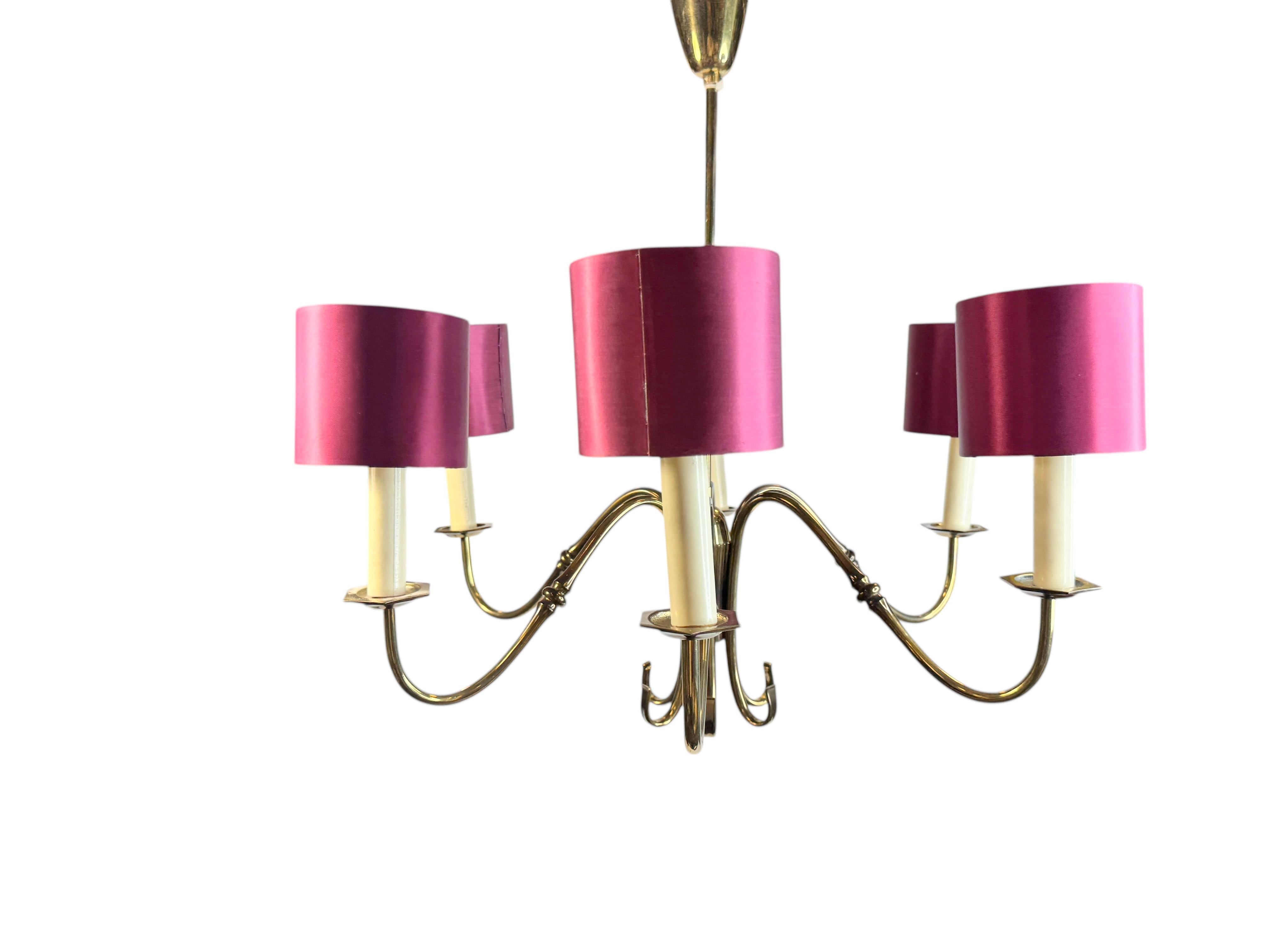 Metallo Splendido lampadario in ottone del Medioevo con paralumi satinati Vintage Italia, anni '50 in vendita