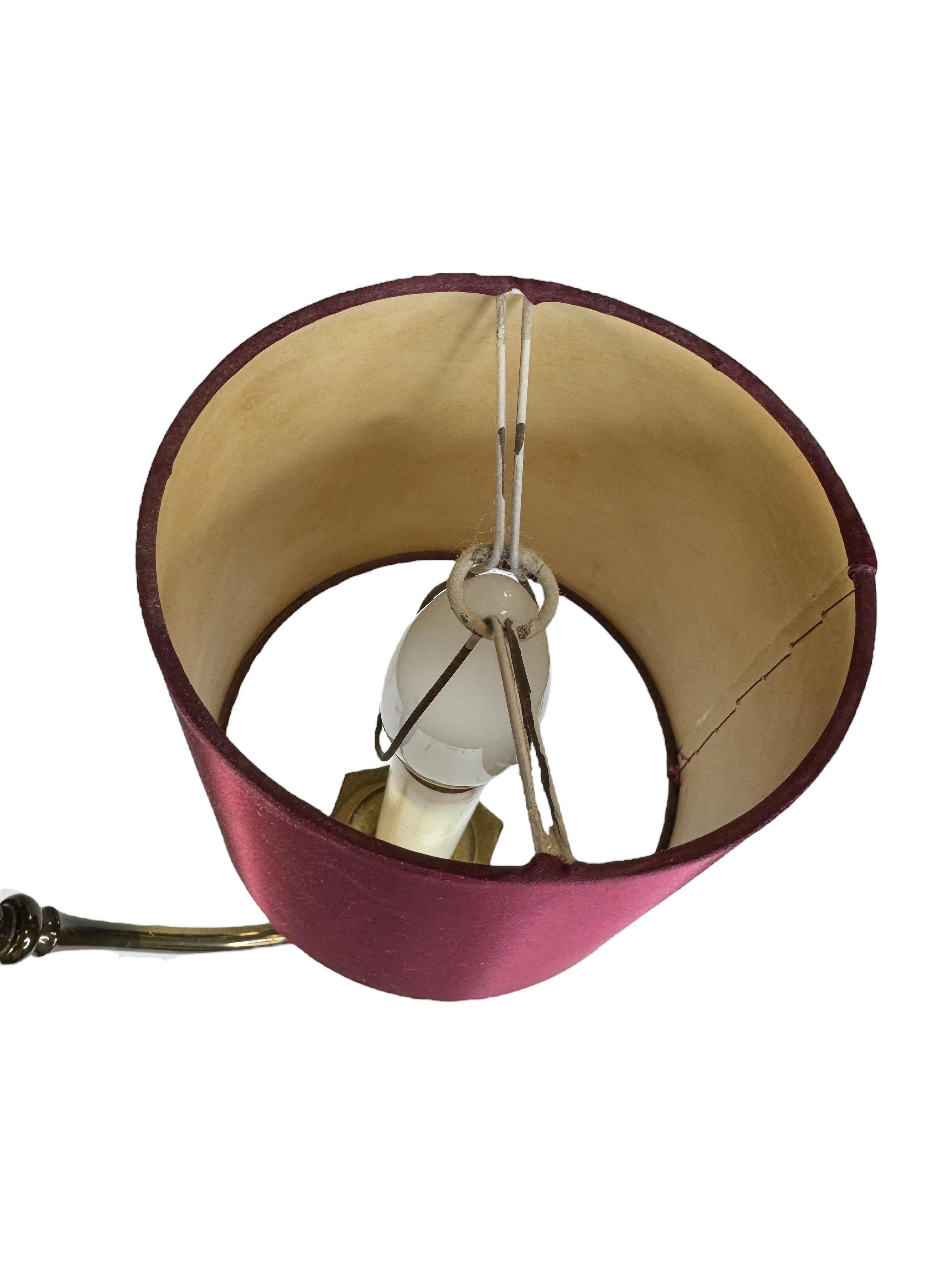 Splendido lampadario in ottone del Medioevo con paralumi satinati Vintage Italia, anni '50 in vendita 1