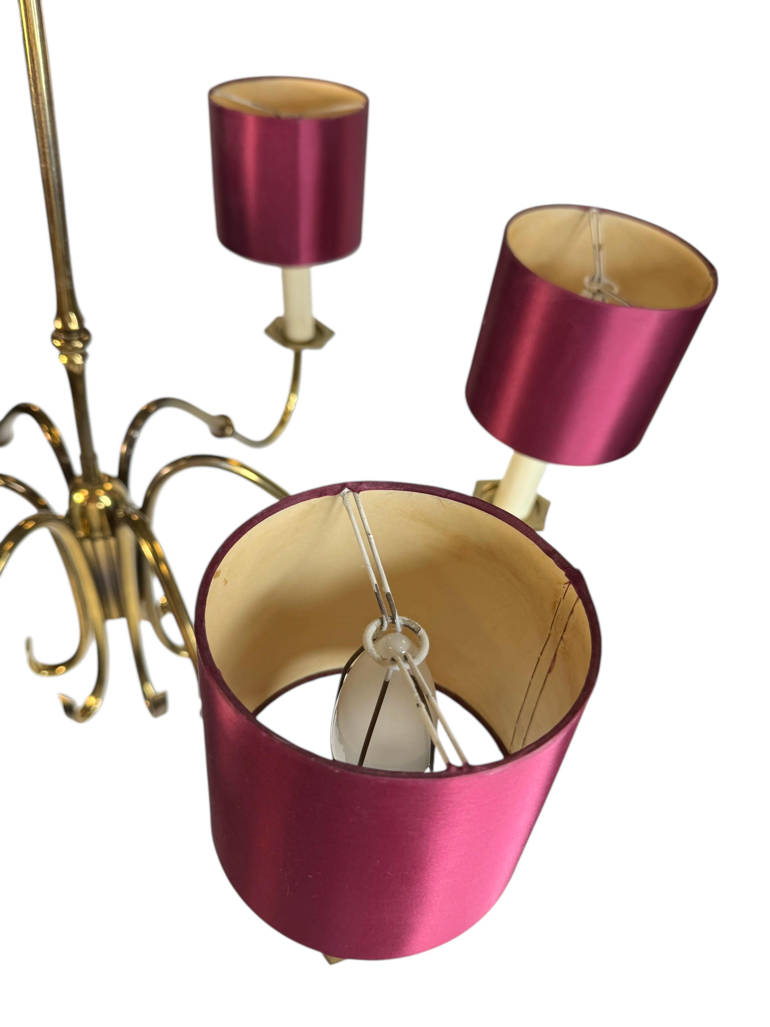 Splendido lampadario in ottone del Medioevo con paralumi satinati Vintage Italia, anni '50 in vendita 2