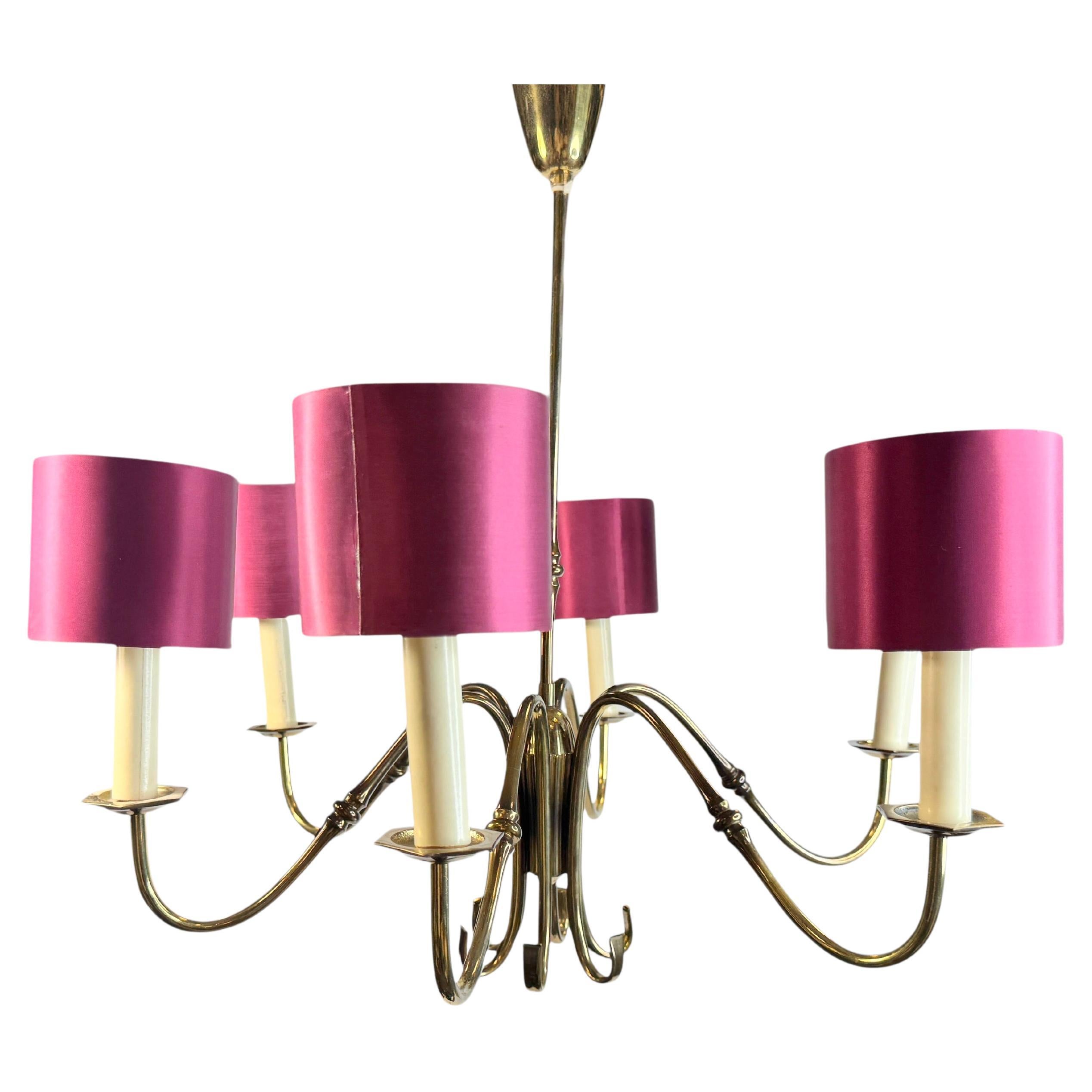 Splendido lampadario in ottone del Medioevo con paralumi satinati Vintage Italia, anni 
50 in vendita