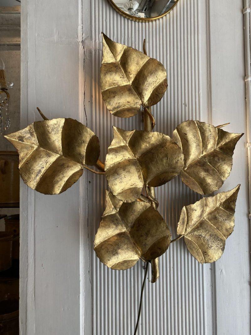Lovely mid-century French wall sconce, in gilded metal, with 5 light sources.

A wonderfully decorative lamp, which adds wonderful ambiance to any space.