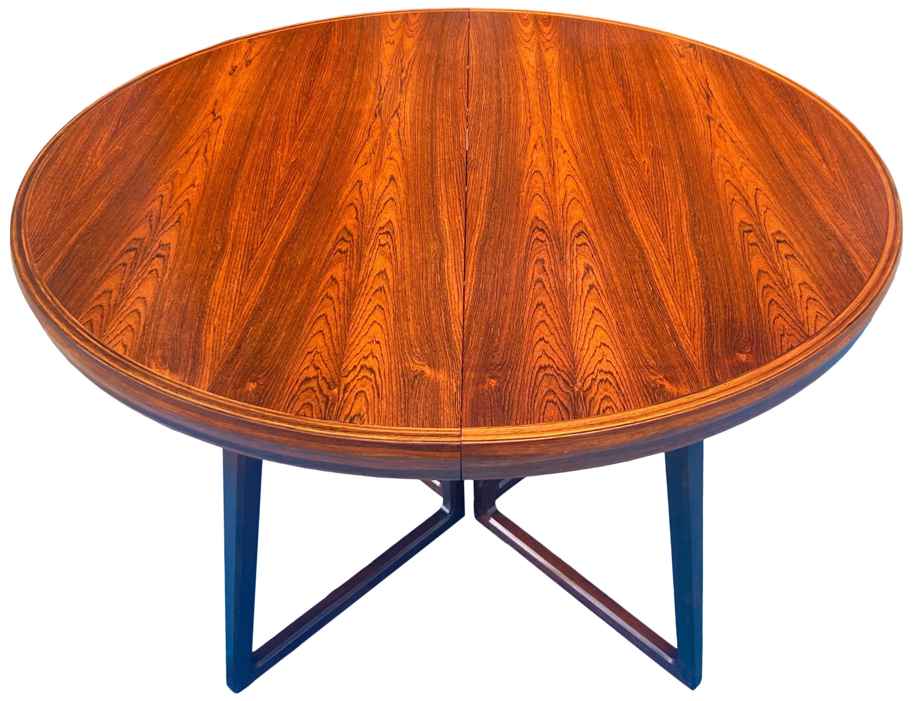 Superb  Midcentury Extendable Rosewood Dining Table 'Two Leaves' 1