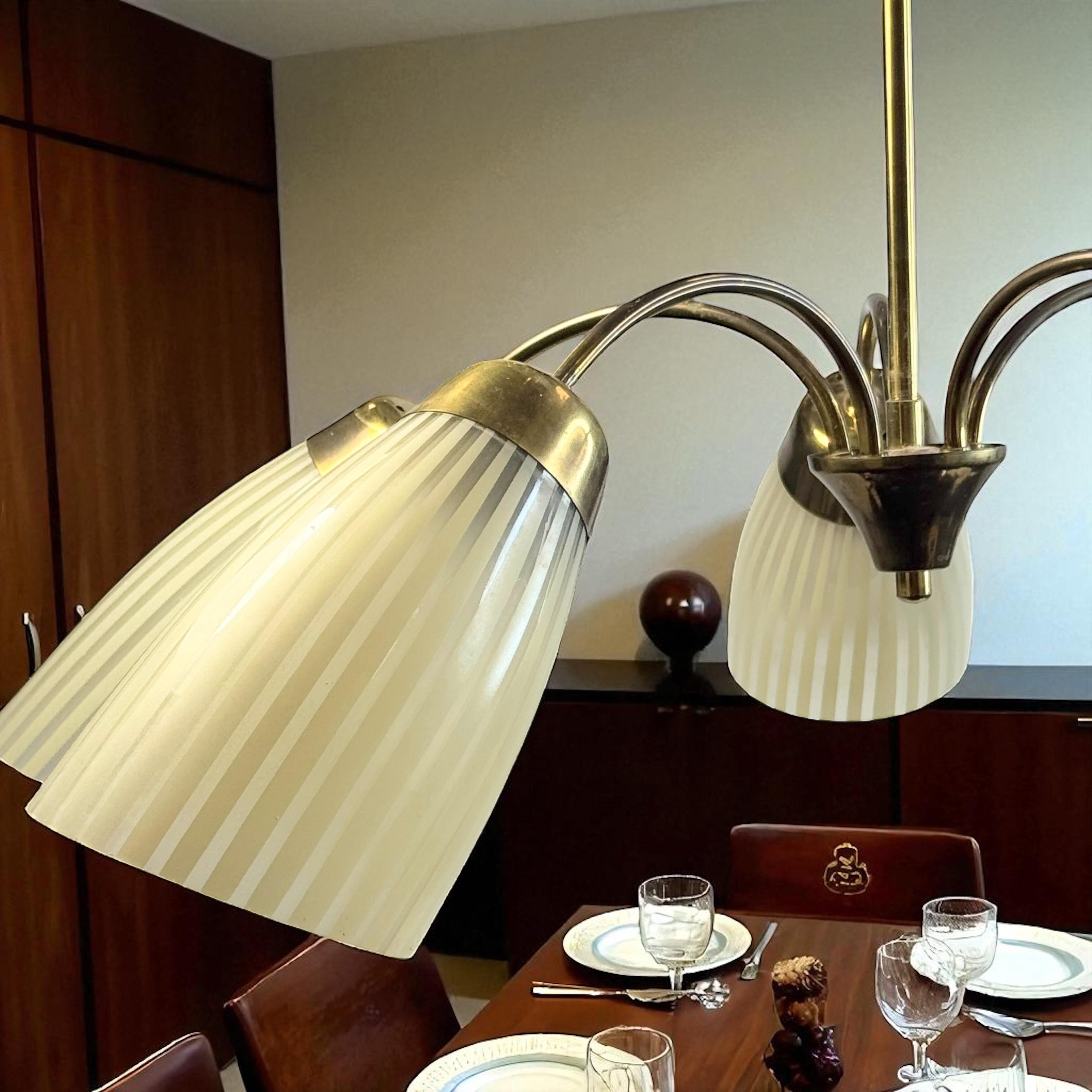 Splendido lampadario in ottone Sputnik di metà secolo con paralumi in vetro Vintage Germania, anni '50 in vendita 3