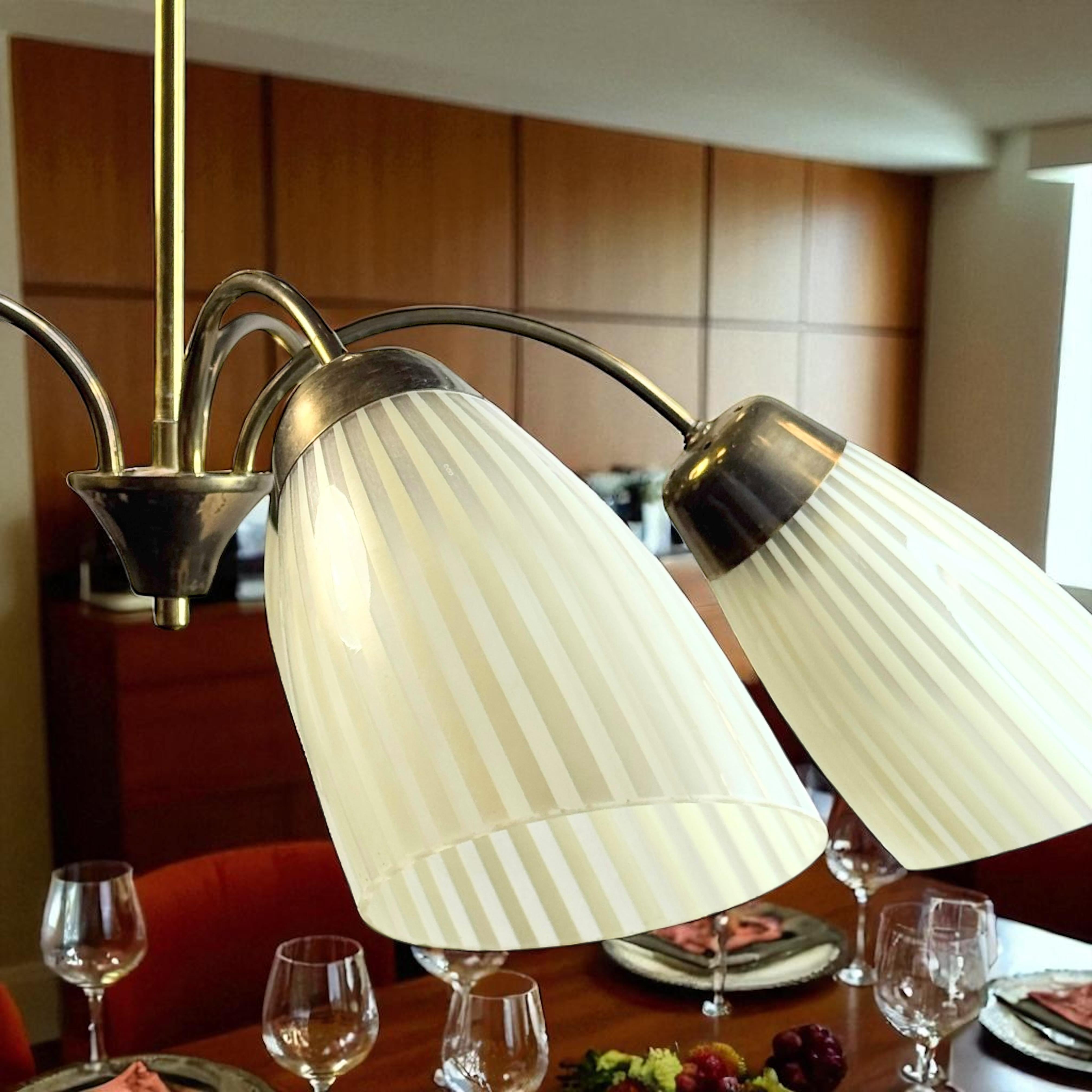 Splendido lampadario in ottone Sputnik di metà secolo con paralumi in vetro Vintage Germania, anni '50 in vendita 4