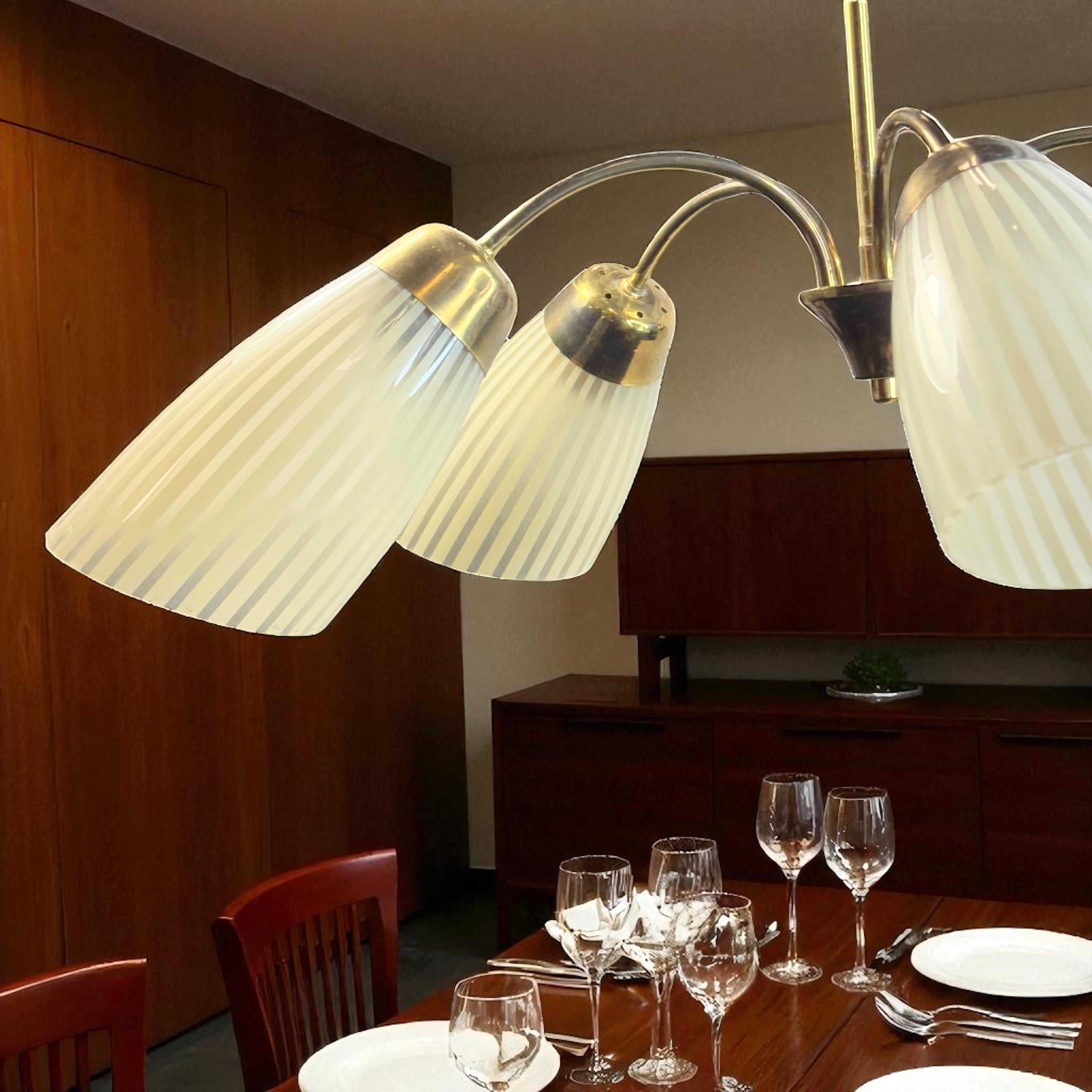 Splendido lampadario in ottone Sputnik di metà secolo con paralumi in vetro Vintage Germania, anni '50 in vendita 5
