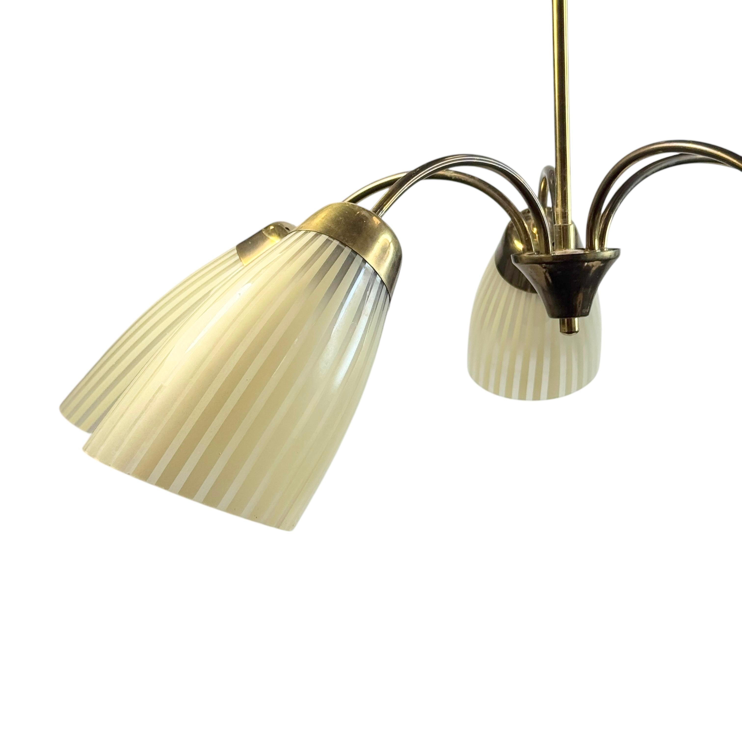 Mid-Century moderno Splendido lampadario in ottone Sputnik di metà secolo con paralumi in vetro Vintage Germania, anni '50 in vendita