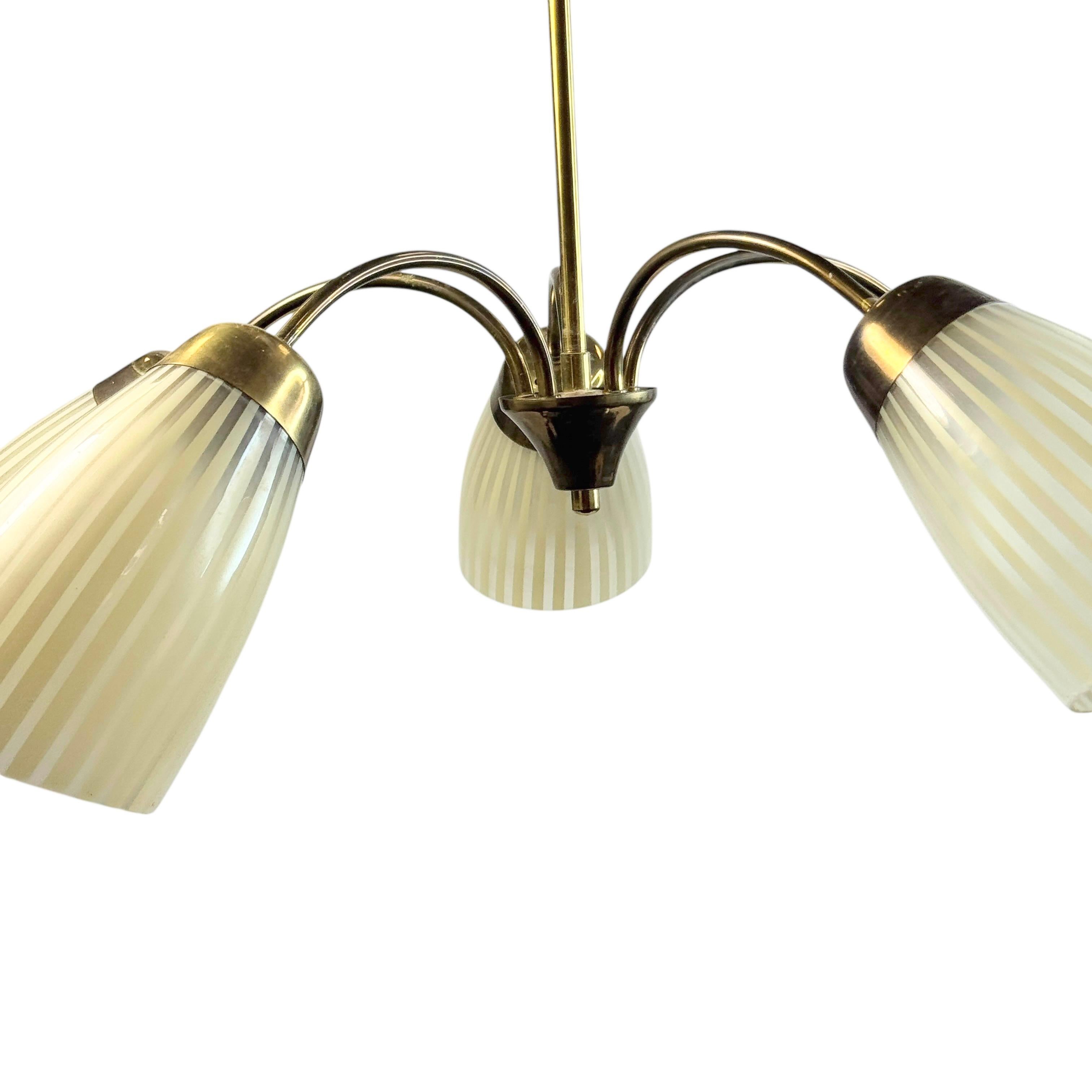 Tedesco Splendido lampadario in ottone Sputnik di metà secolo con paralumi in vetro Vintage Germania, anni '50 in vendita