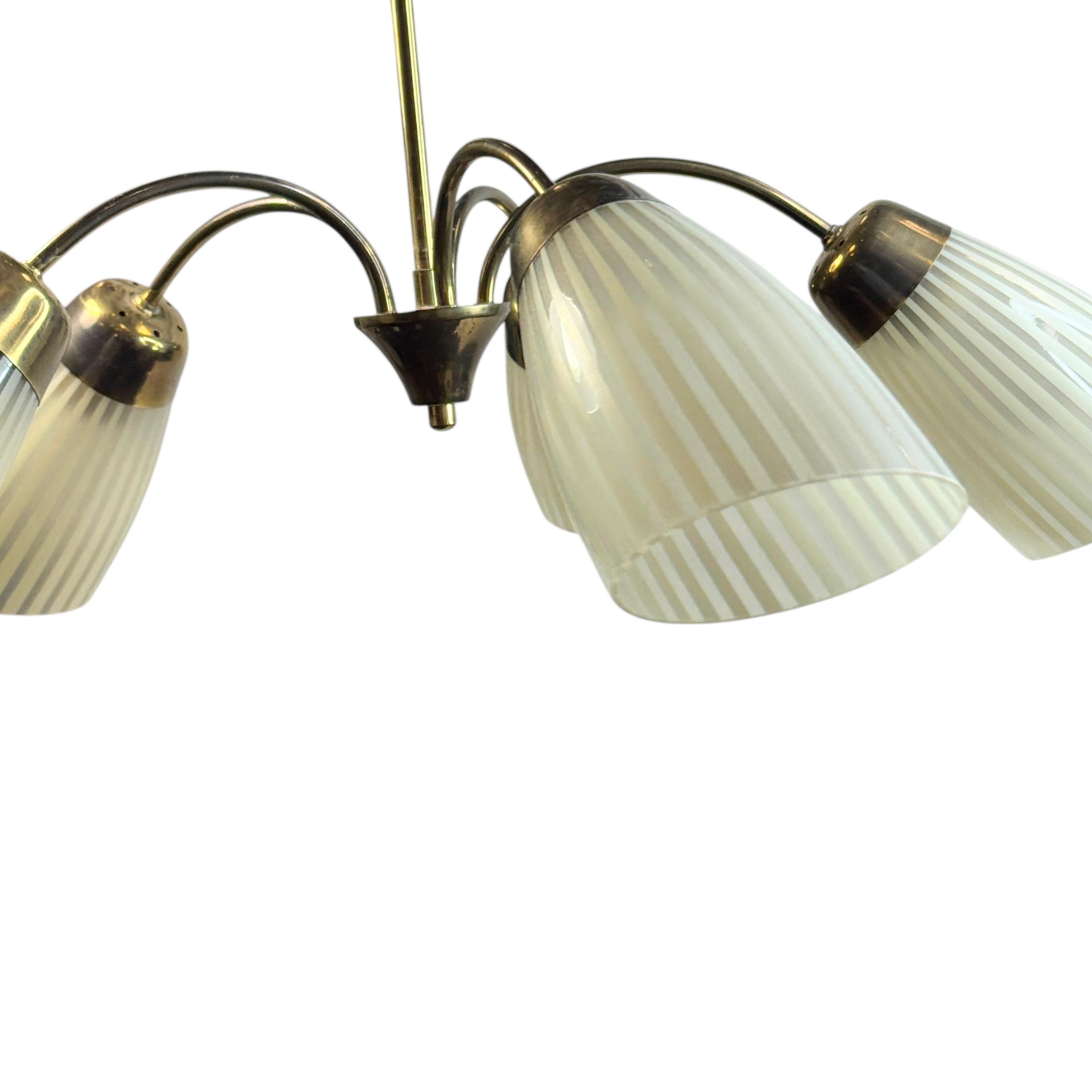 Splendido lampadario in ottone Sputnik di metà secolo con paralumi in vetro Vintage Germania, anni '50 In condizioni buone in vendita a Nuernberg, DE