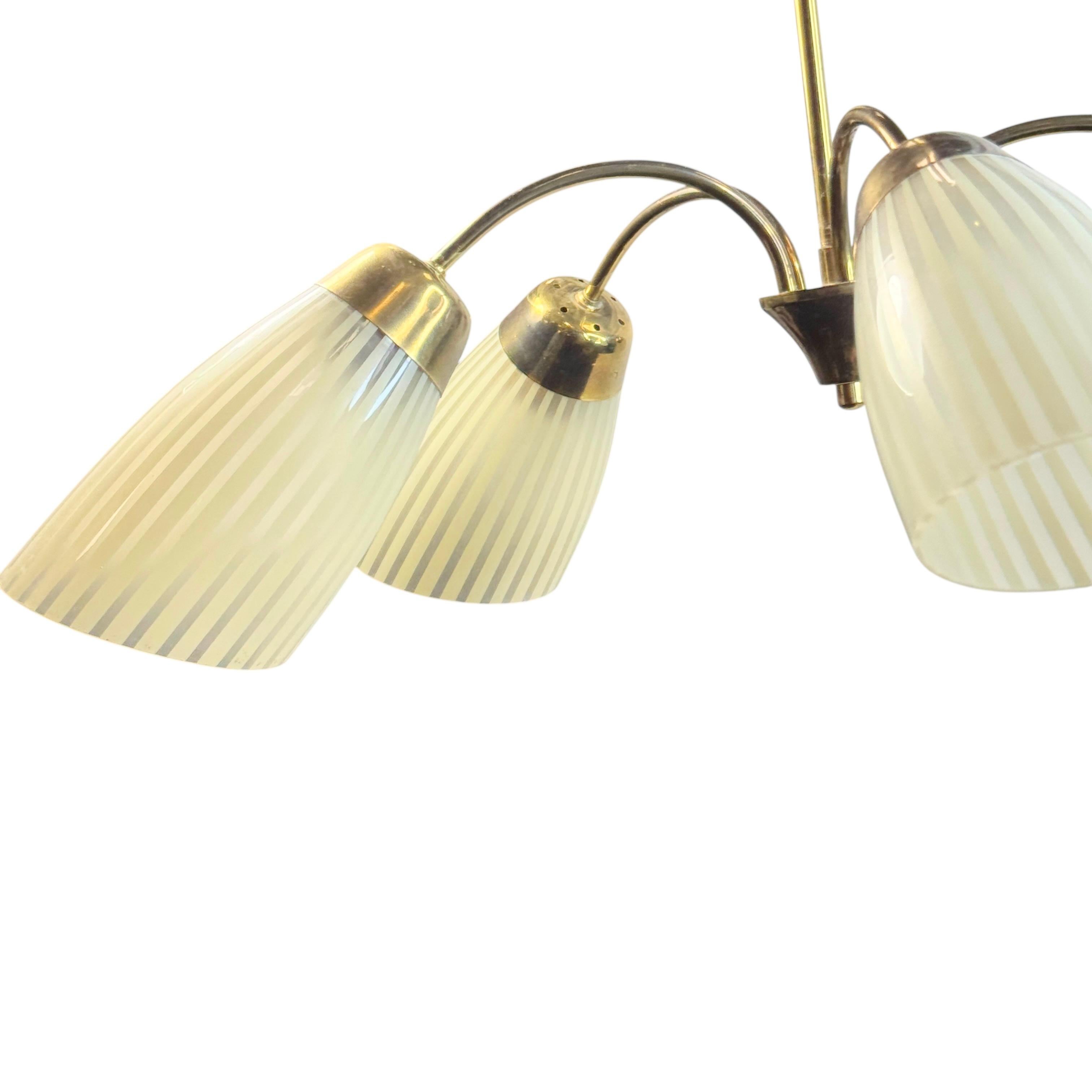 Metà XX secolo Splendido lampadario in ottone Sputnik di metà secolo con paralumi in vetro Vintage Germania, anni '50 in vendita