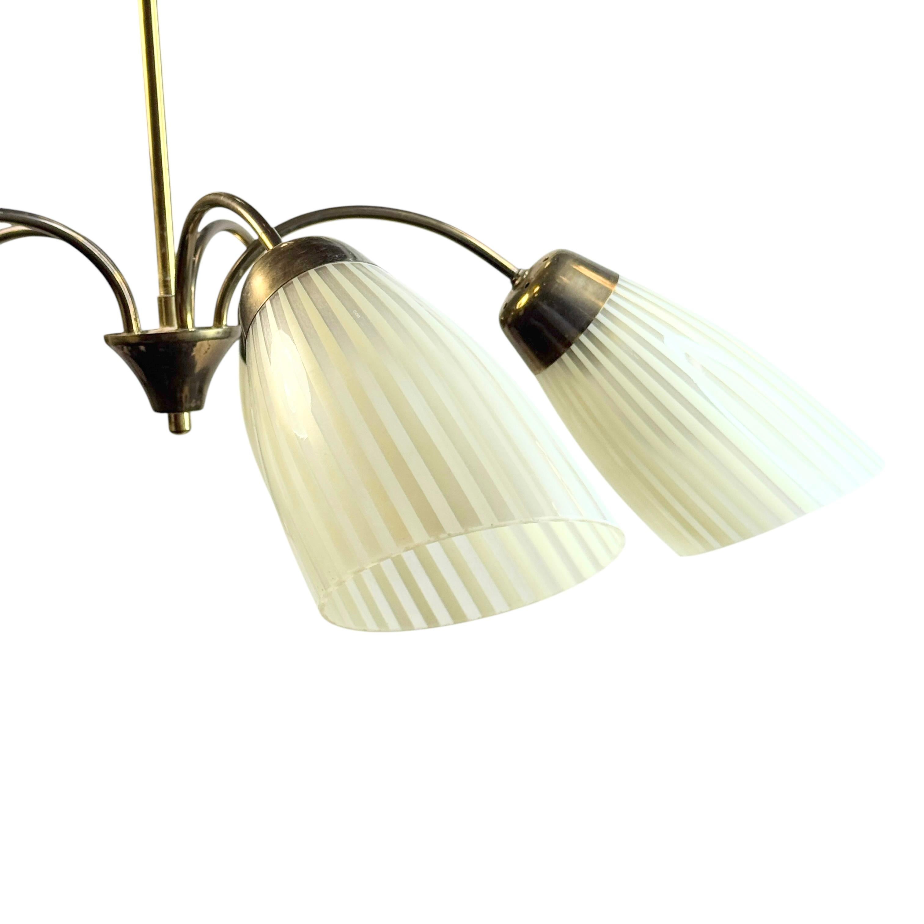Metallo Splendido lampadario in ottone Sputnik di metà secolo con paralumi in vetro Vintage Germania, anni '50 in vendita