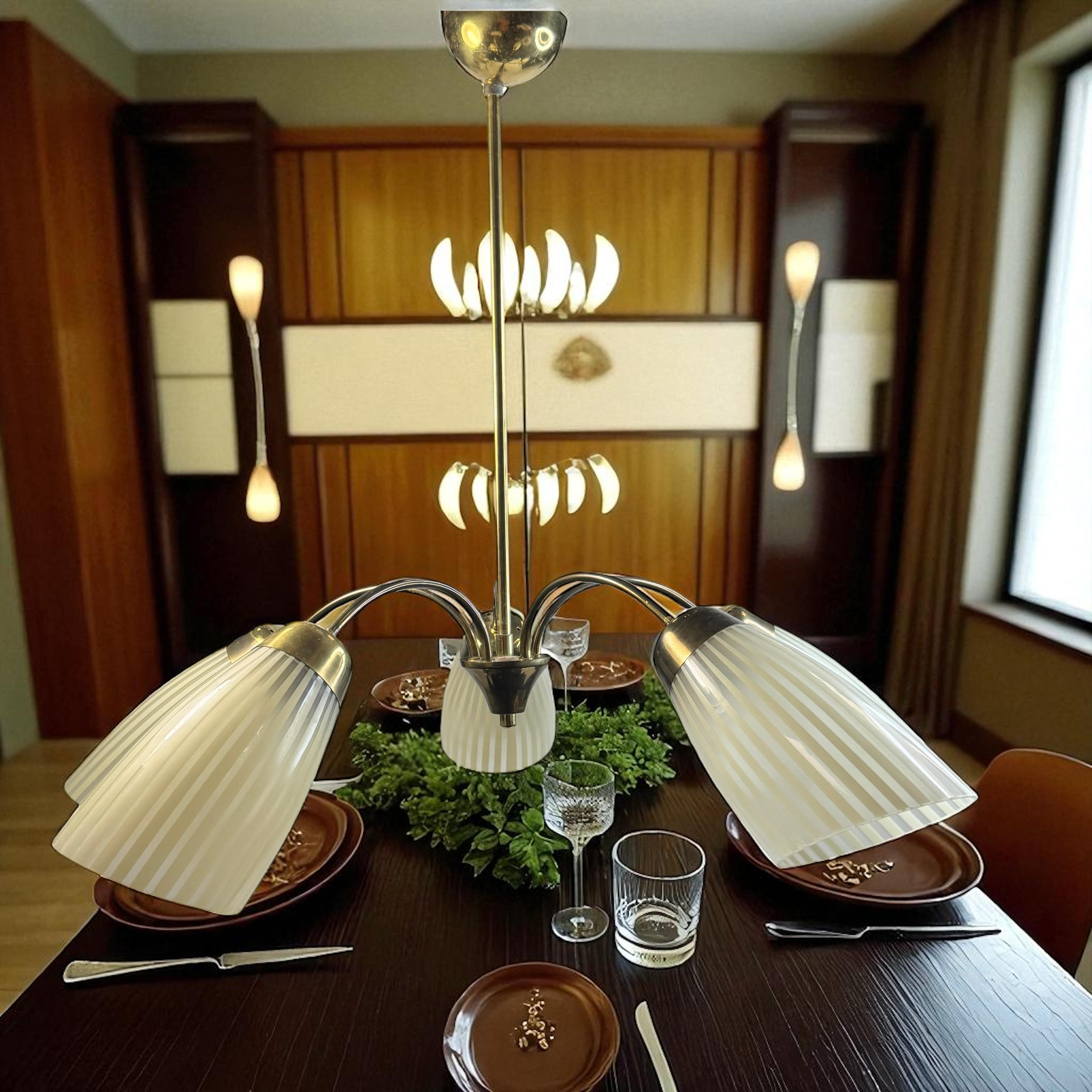 Splendido lampadario in ottone Sputnik di metà secolo con paralumi in vetro Vintage Germania, anni '50 in vendita 1