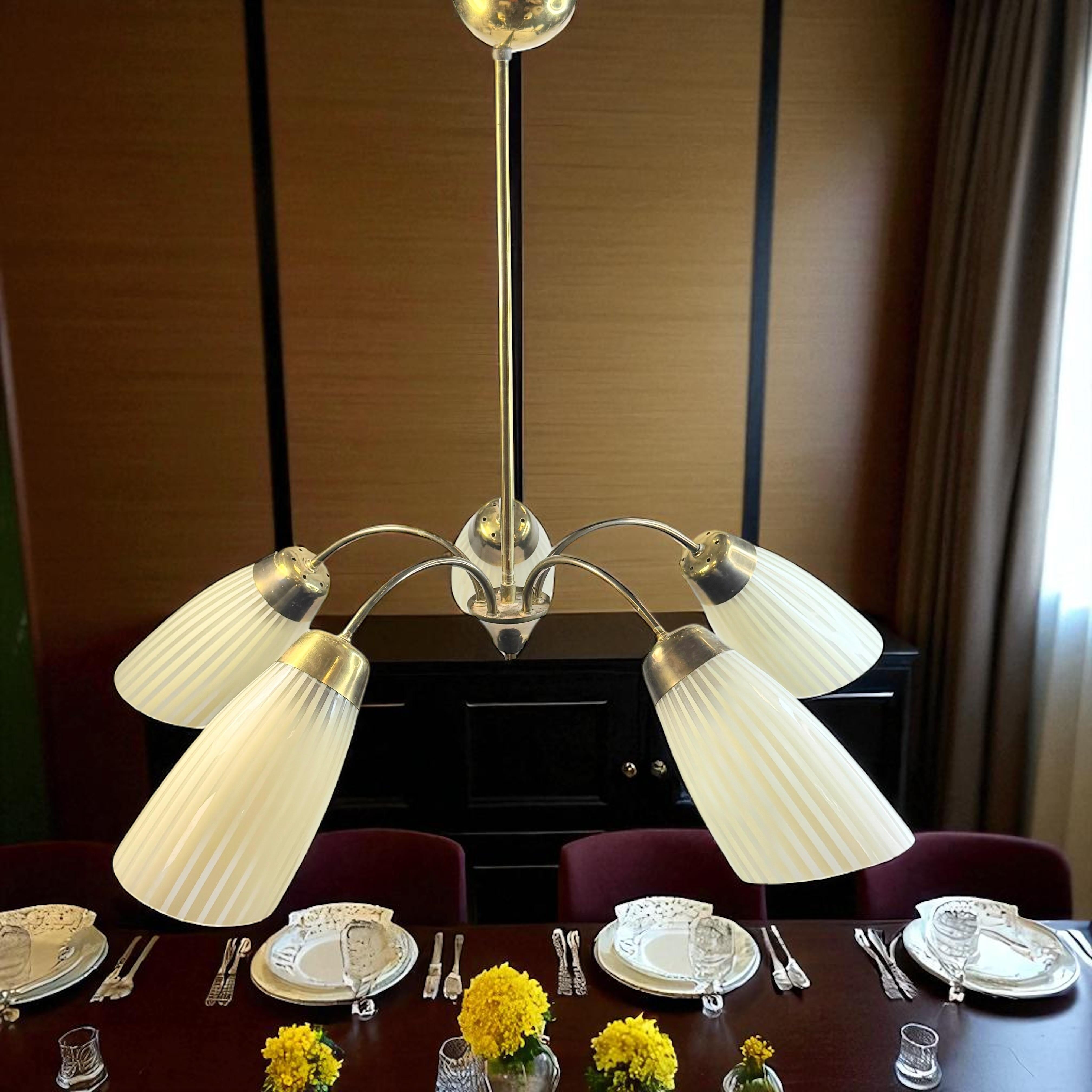 Splendido lampadario in ottone Sputnik di metà secolo con paralumi in vetro Vintage Germania, anni '50 in vendita 2