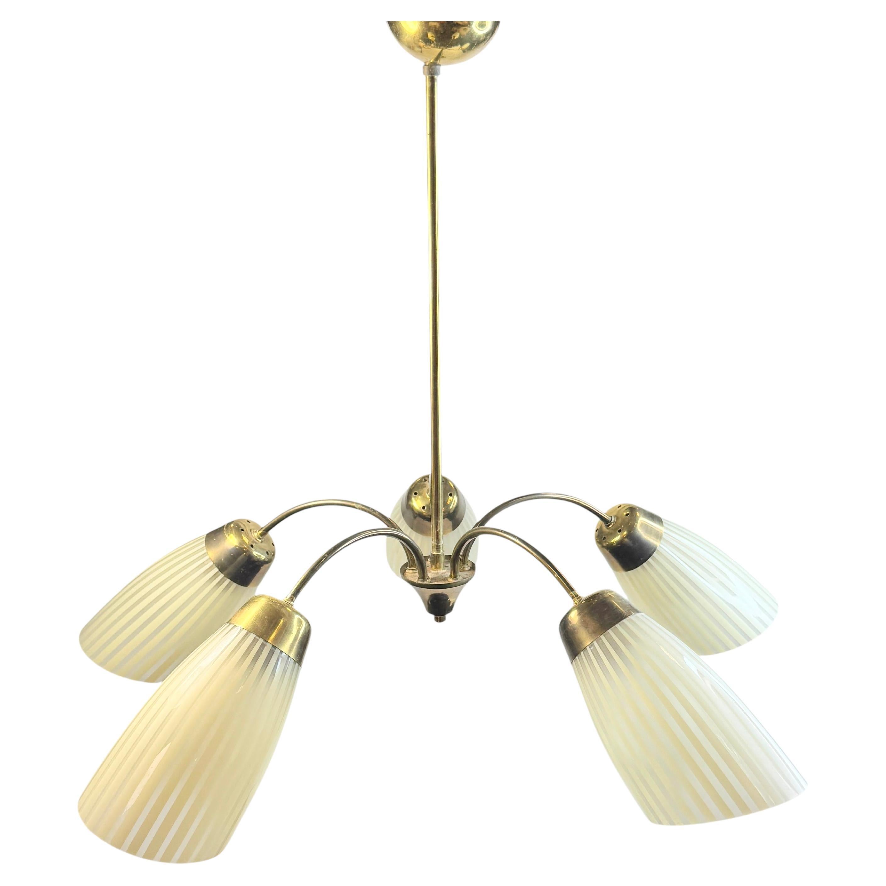 Splendido lampadario in ottone Sputnik di metà secolo con paralumi in vetro Vintage Germania, anni '50 in vendita