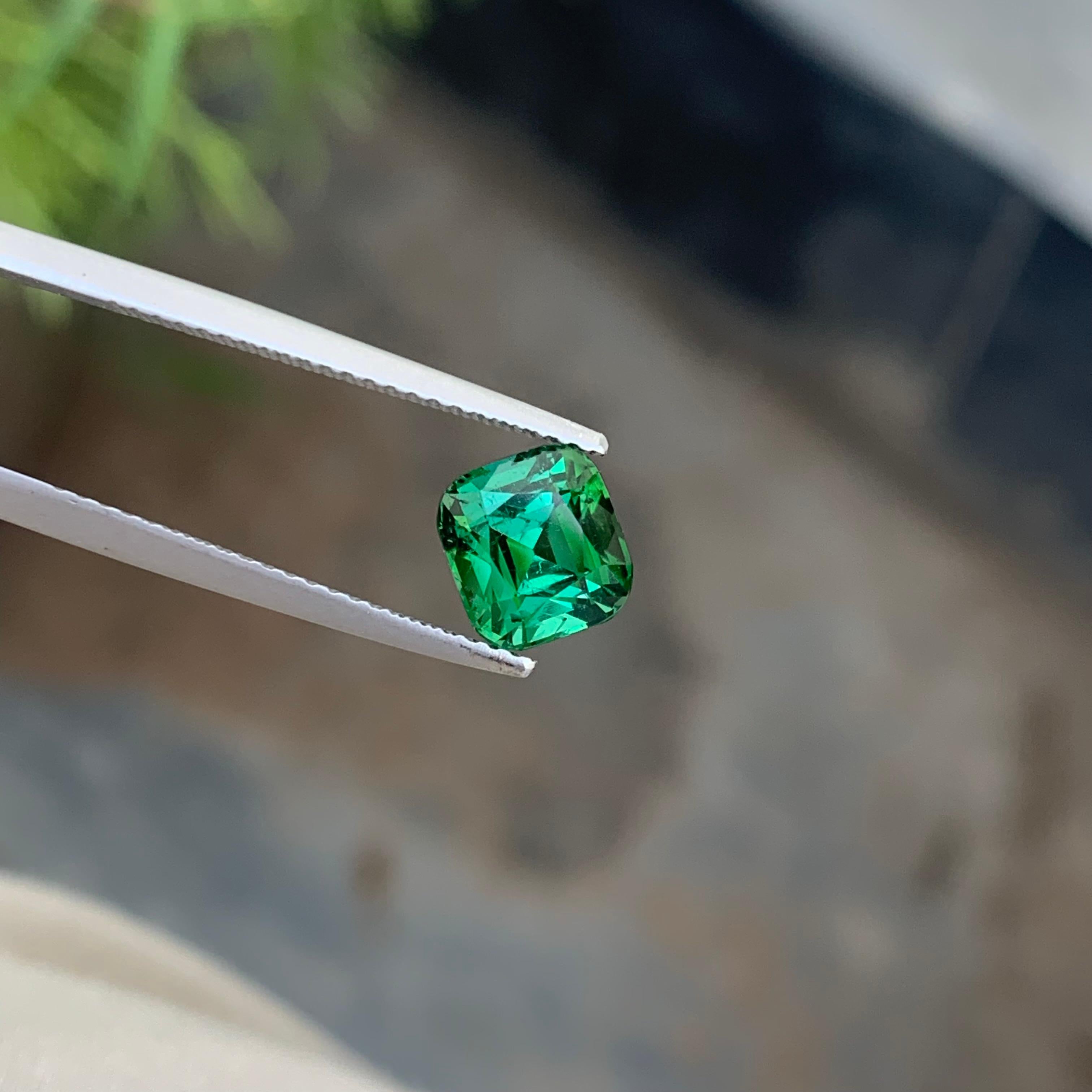 Taille coussin Superbe bague en tourmaline verte menthe de 1,85 carat, pierre précieuse taille coussin en vente