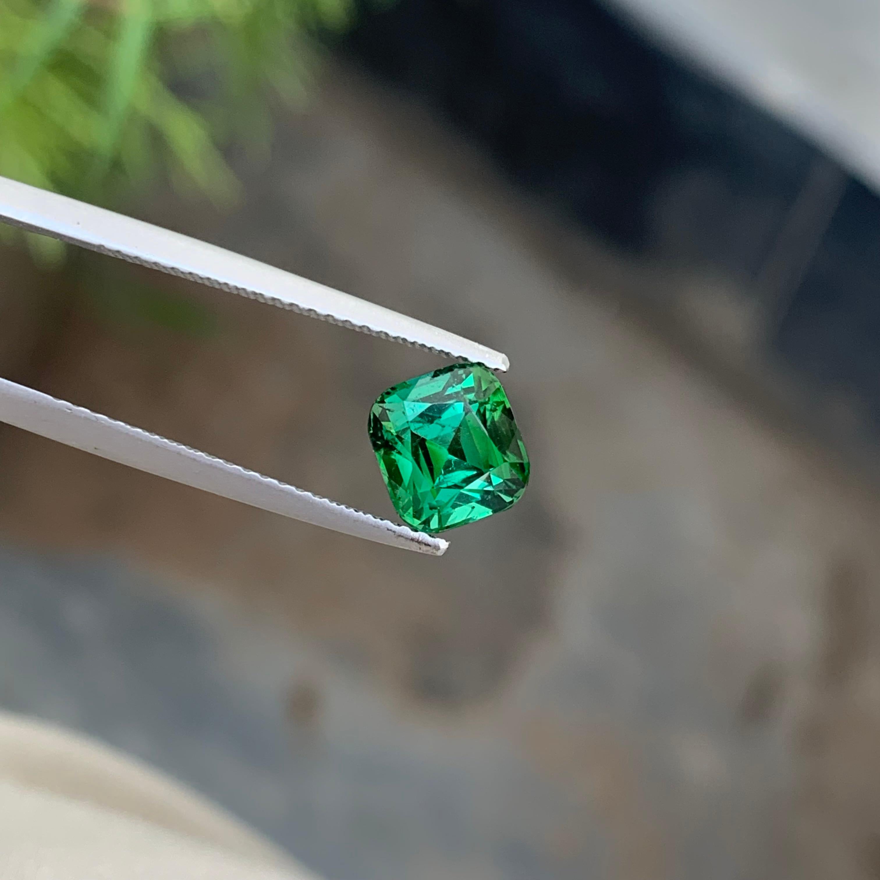 Superbe bague en tourmaline verte menthe de 1,85 carat, pierre précieuse taille coussin Unisexe en vente