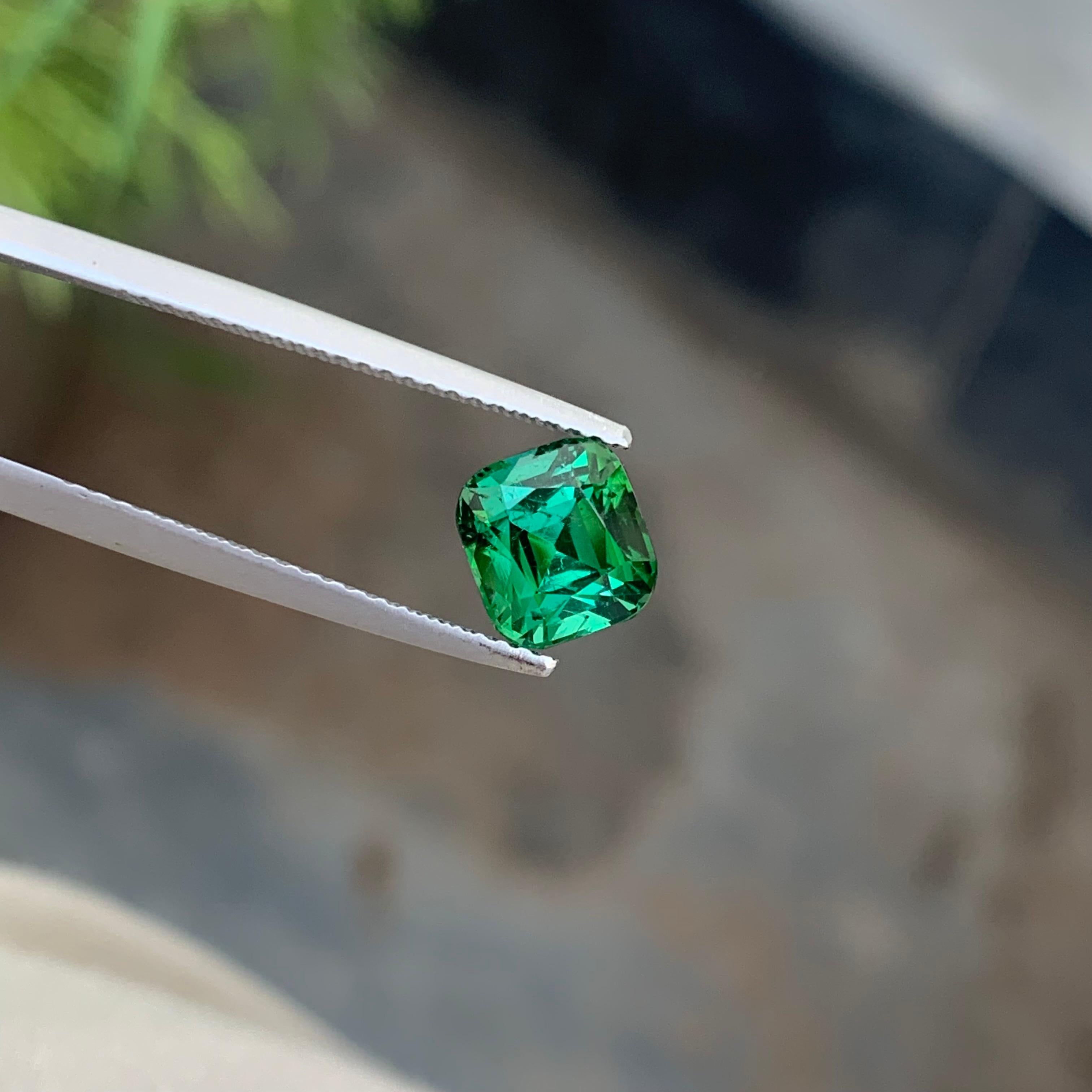 Superbe bague en tourmaline verte menthe de 1,85 carat, pierre précieuse taille coussin en vente 2