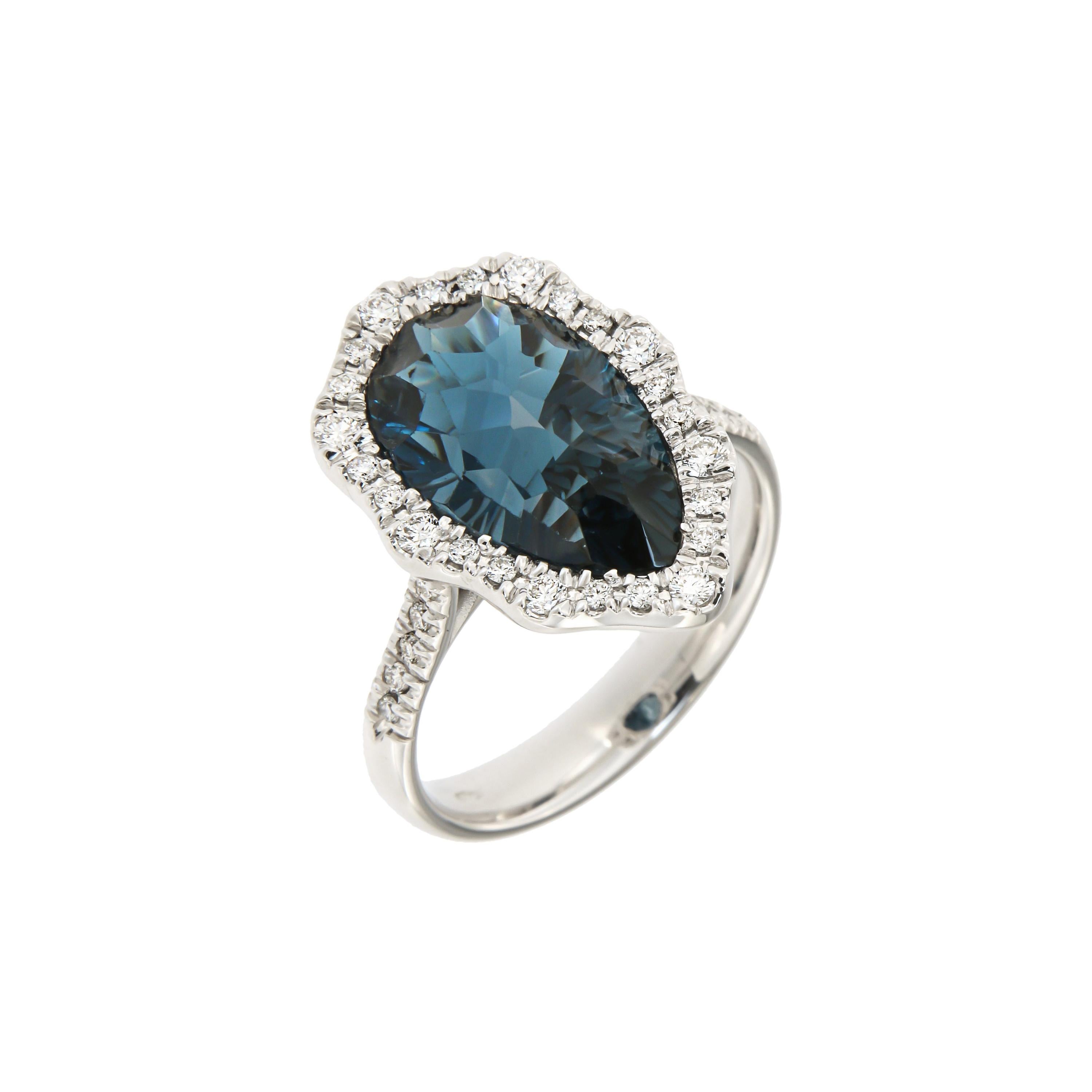 Magnifique bague moderne en or blanc 18 carats avec topaze bleue de Londres et diamants pour elle