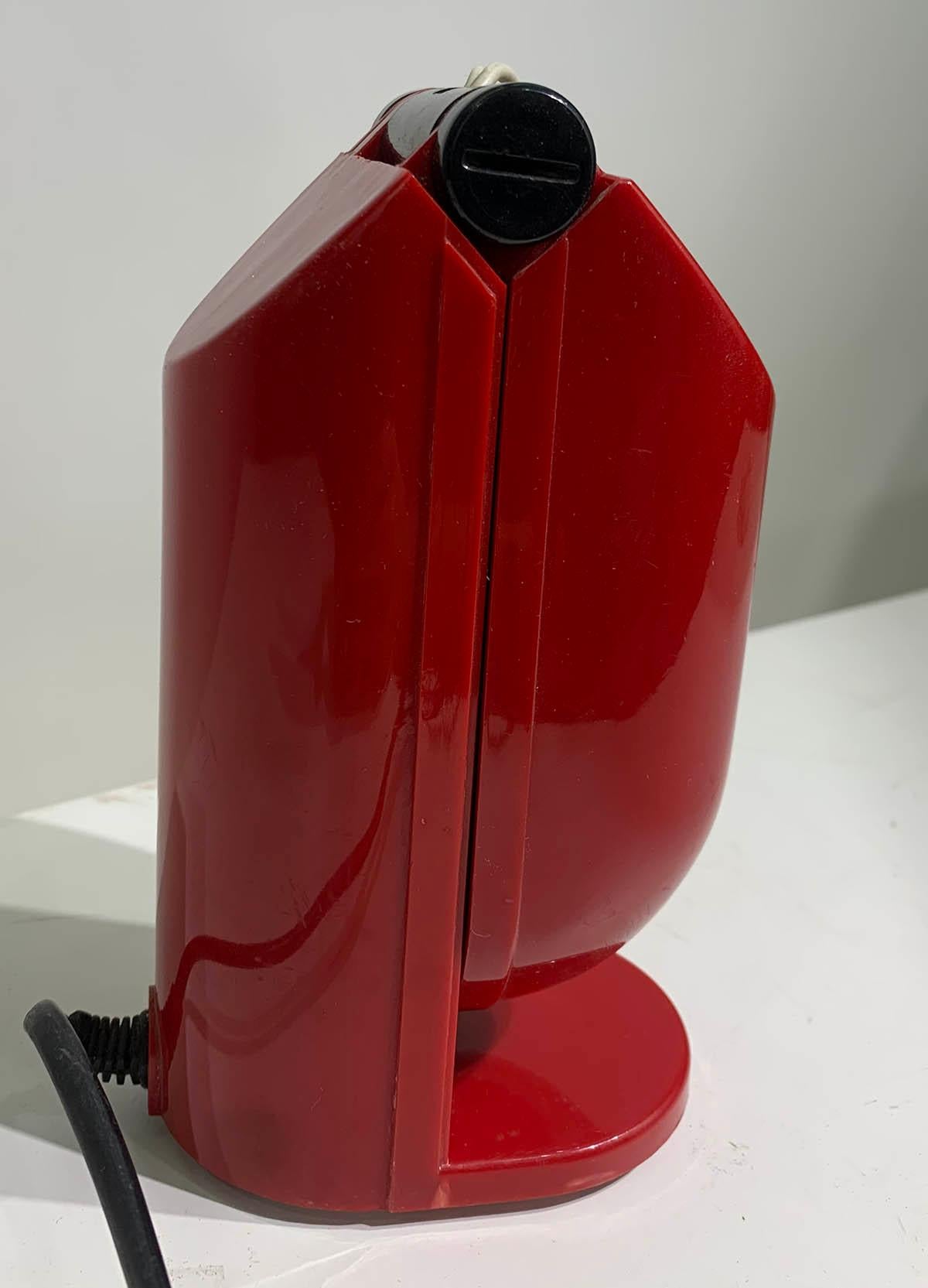 La superbe lampe de table rouge modulable Manon des années 1970 est conçue par le fabricant japonais Yamada Shomei Lighting.
L'interrupteur se trouve à l'intérieur du bras pliant, la lampe s'allume lorsque le bras est ouvert à 45 degrés.
Ainsi, la