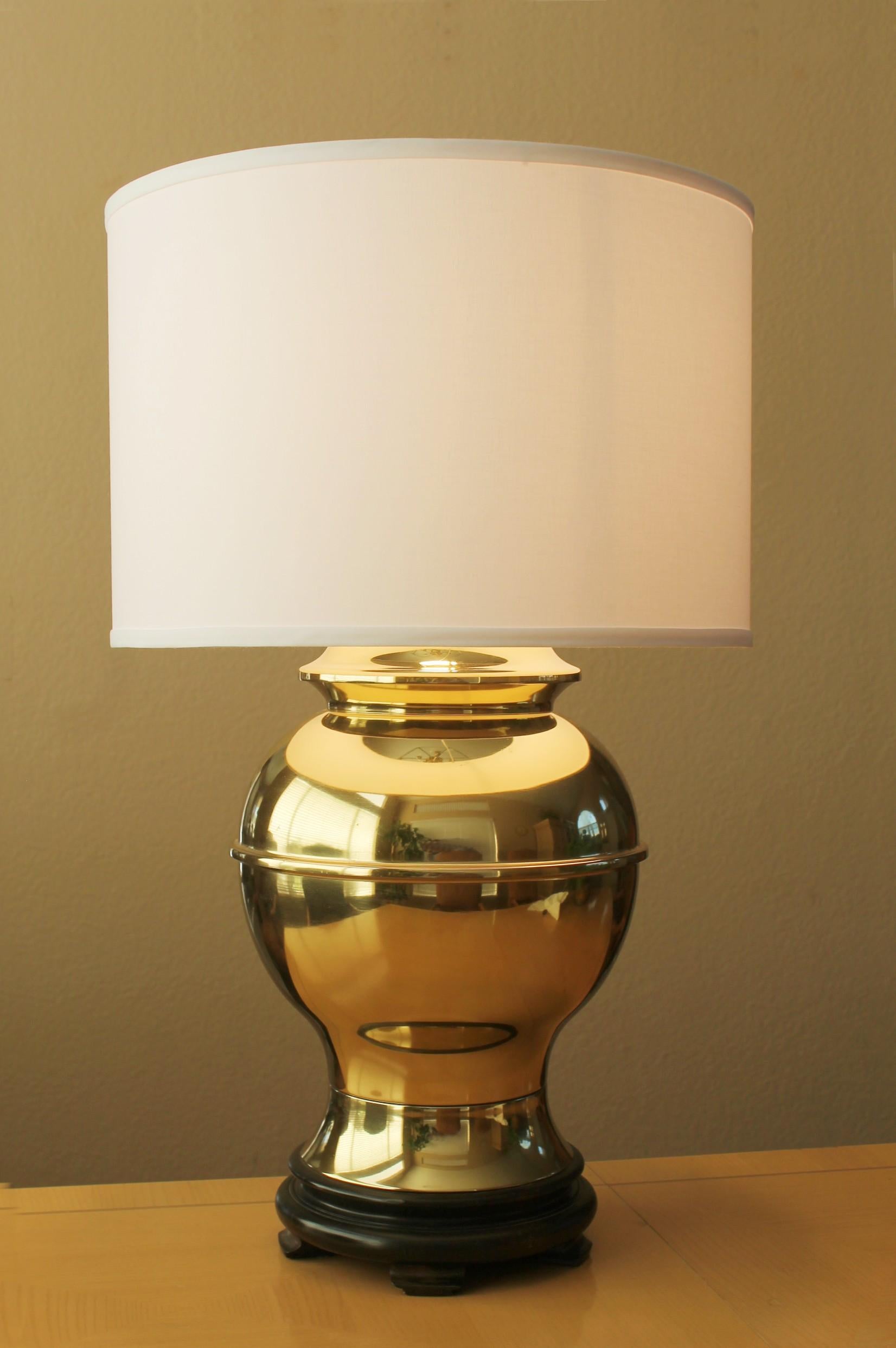 STUNNING!

1980S HOLLYWOOD REGENCY
BRASS GINGER JAR
LARGE TABLE LAMP

Exquisite White Linen Drum Shade

Dimensions: 18