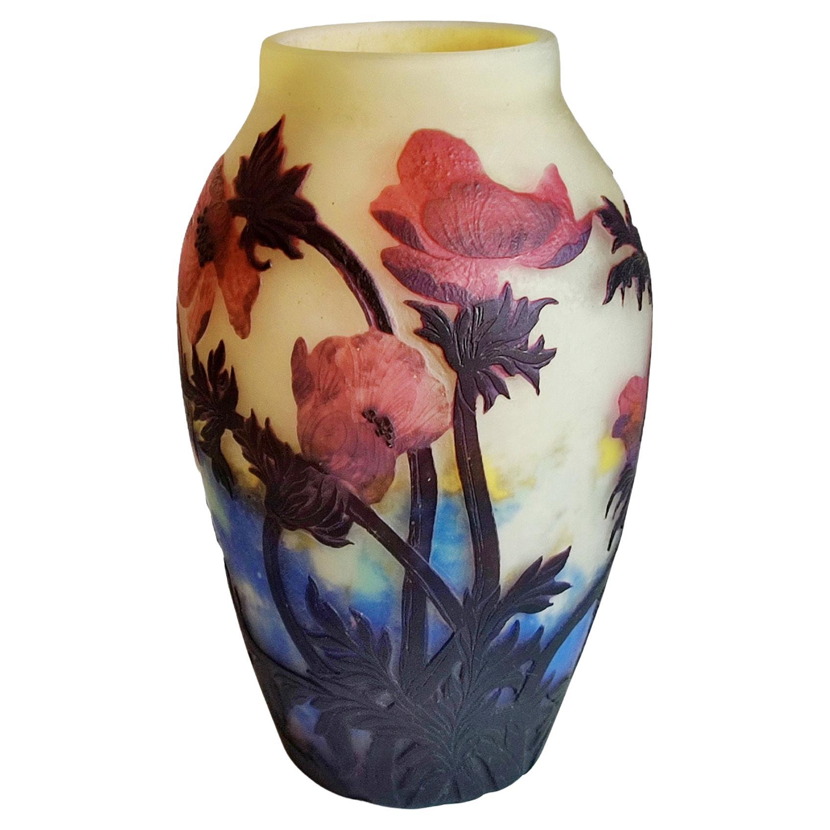 Splendido vaso di Muller Frères in vetro cammeo con un raro decoro di anemoni policromi in vendita
