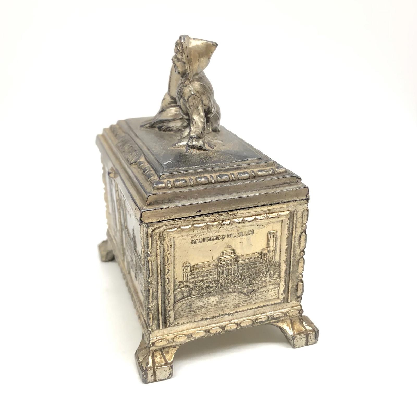 Superbe boîte à bijoux en métal ancienne pour souvenir d'un enfant de Munich (années 1920) en vente 3
