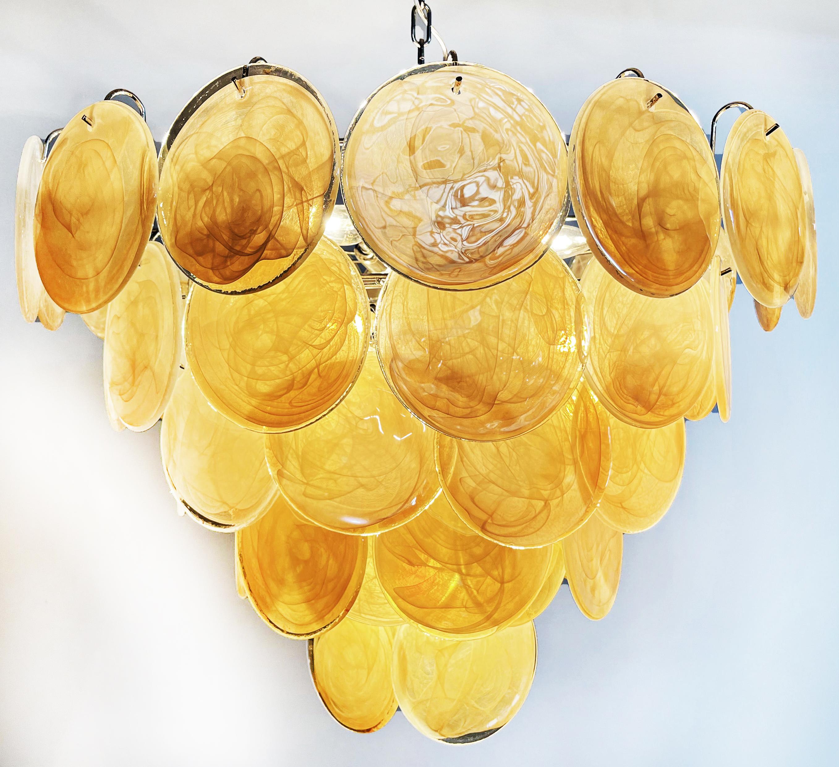 Wunderschöner Murano-Kronleuchter, Raumgröße - 57 schillernde Gold-Alabaster-Gläser im Angebot 4
