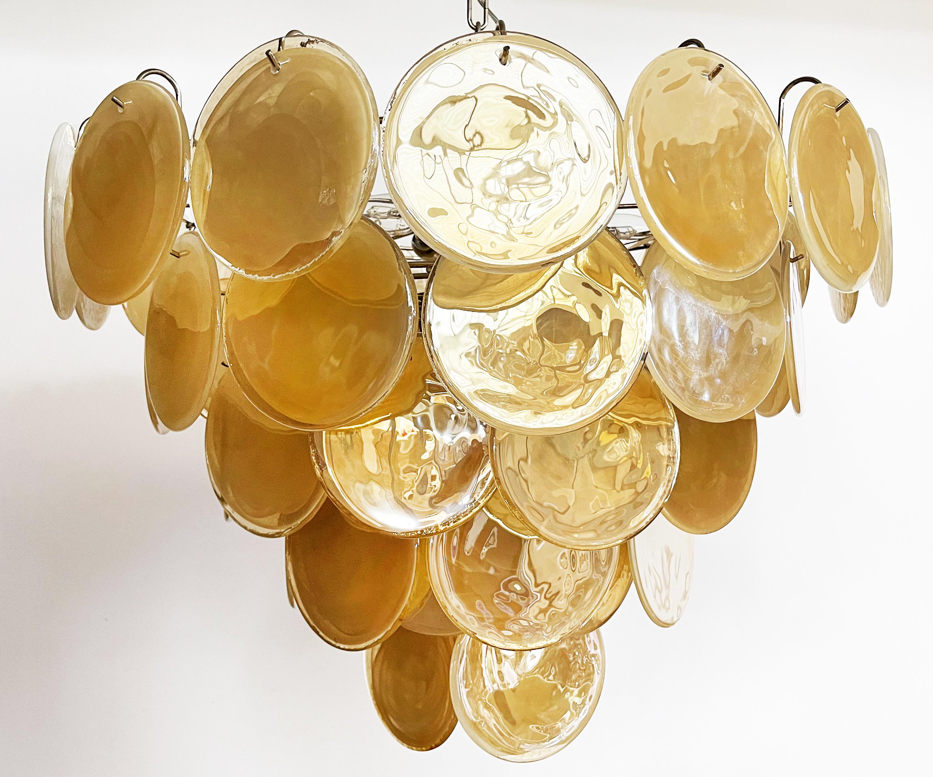 Wunderschöner Murano-Kronleuchter, Raumgröße - 57 schillernde Gold-Alabaster-Gläser im Angebot 2