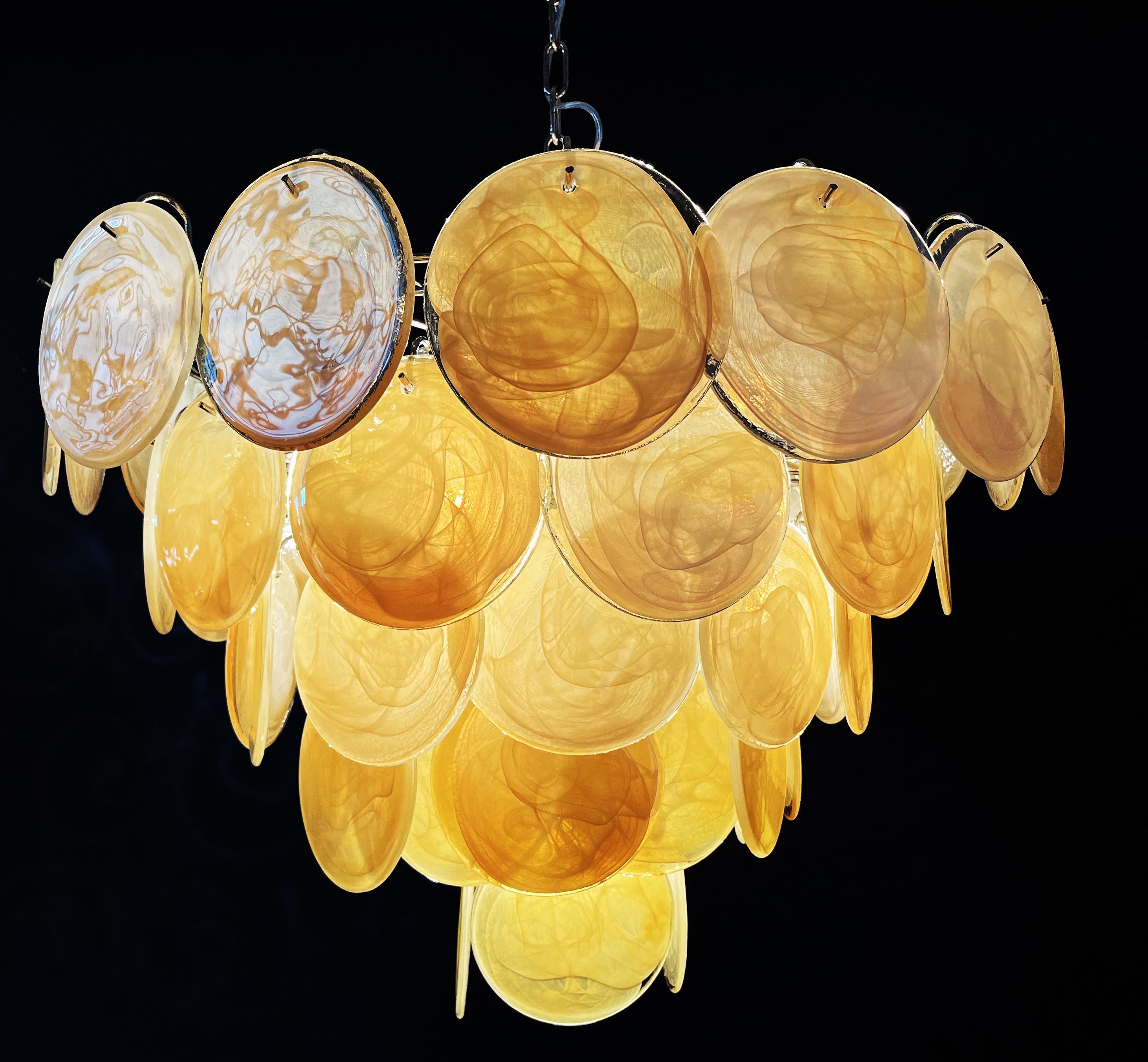 Wunderschöner Murano-Kronleuchter, Raumgröße - 57 schillernde Gold-Alabaster-Gläser im Angebot 3