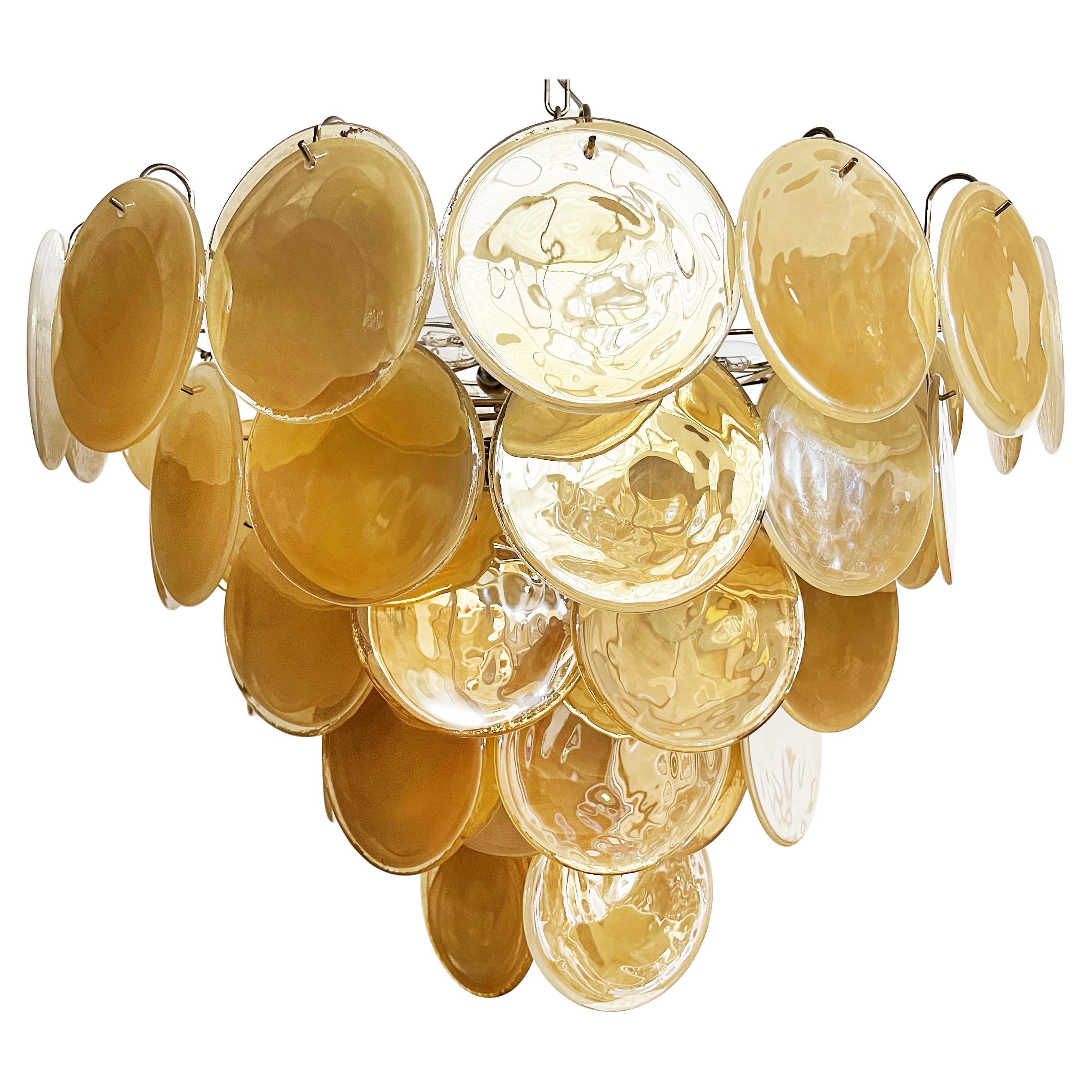 Wunderschöner Murano-Kronleuchter, Raumgröße - 57 schillernde Gold-Alabaster-Gläser im Angebot