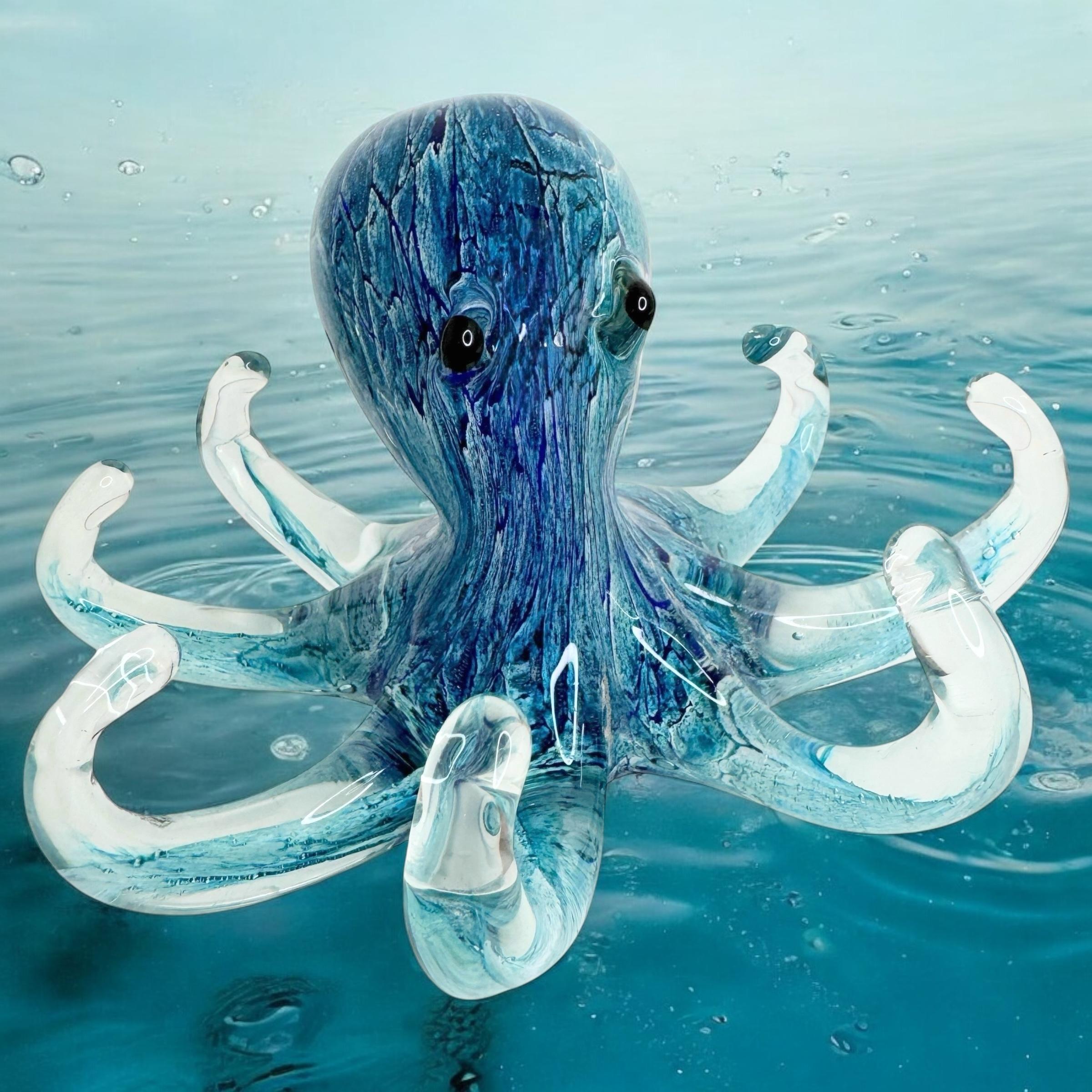 Preciosa estatua, pisapapeles o escultura de cristal soplado italiano de Murano. Mostrando un pulpo gigante. Los colores son azul, blanco, negro y transparente. Un bonito complemento para tu escritorio o como pieza decorativa en cualquier