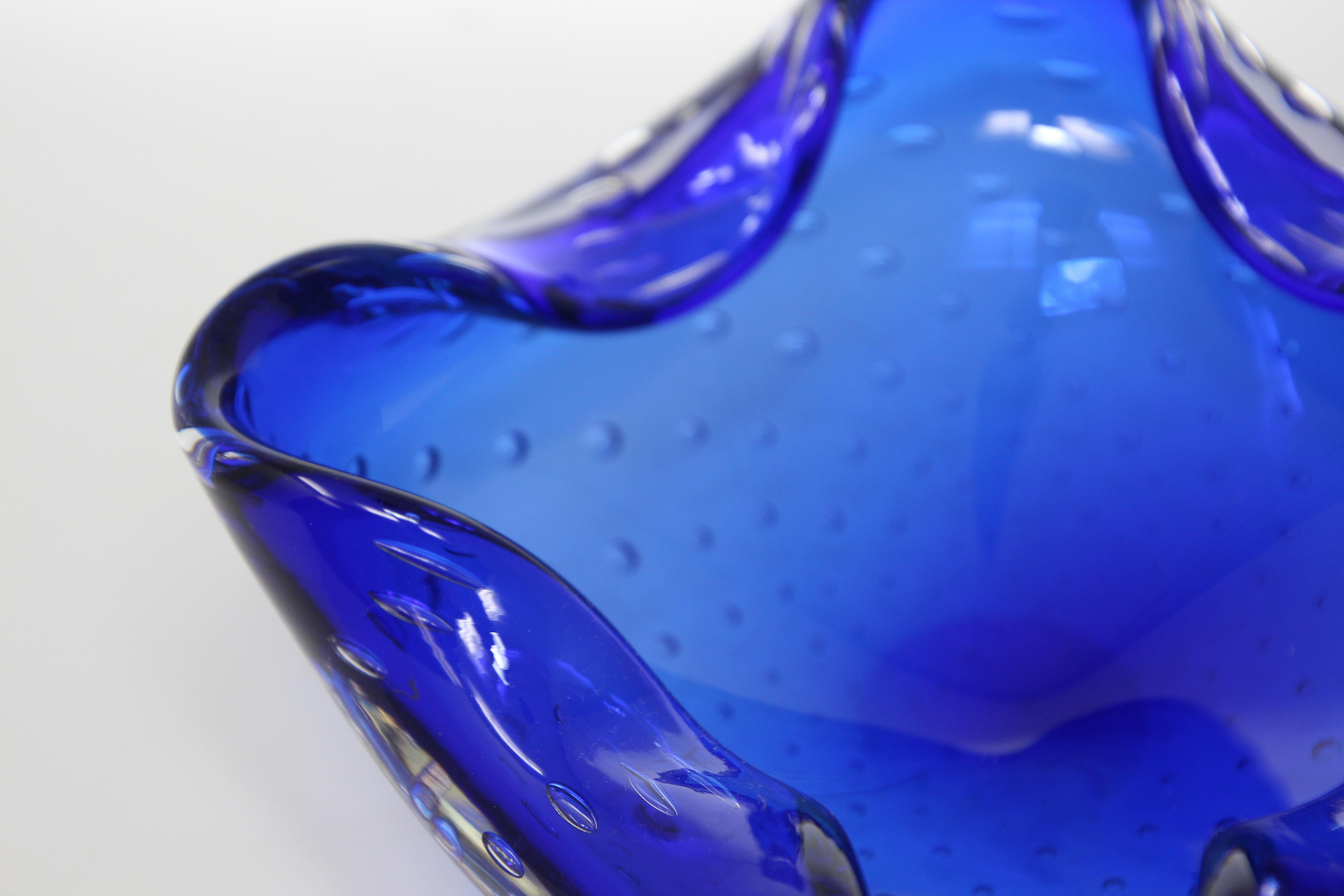 Gorgeous Vintage Murano Venetian Handblown Art Glass Blue Ashtray In Excellent Condition In North Hollywood, CA