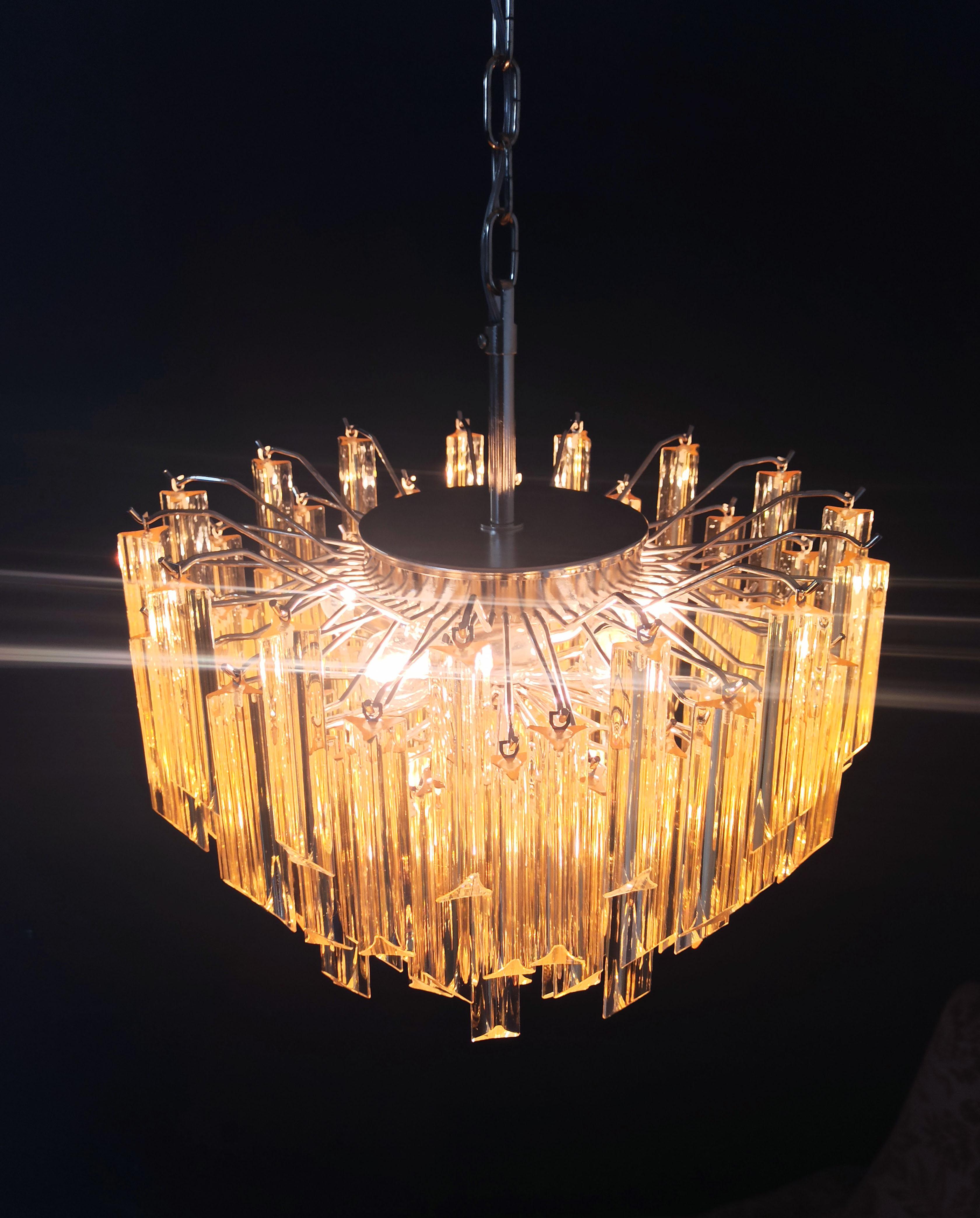 Magnifique lustre vintage de Murano, 107 ambres clairs Triedri en vente 1