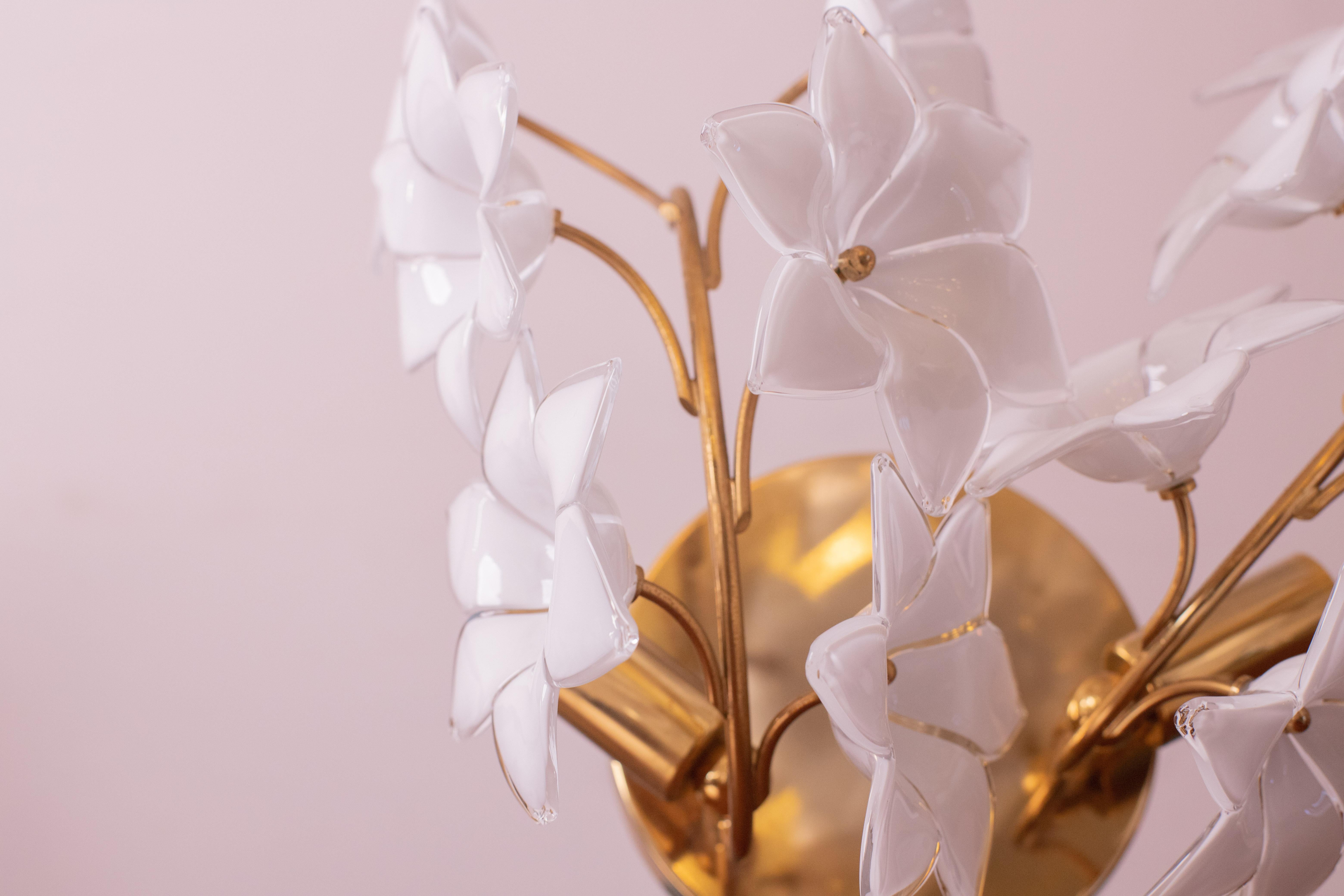 Merveilleuse applique murale de Murano avec des fleurs blanches.

L'applique a un cadre de bain doré décoré de fleurs blanches de Murano, en excellent état cosmétique.

Le luminaire permet de monter deux lampes e14, norme
