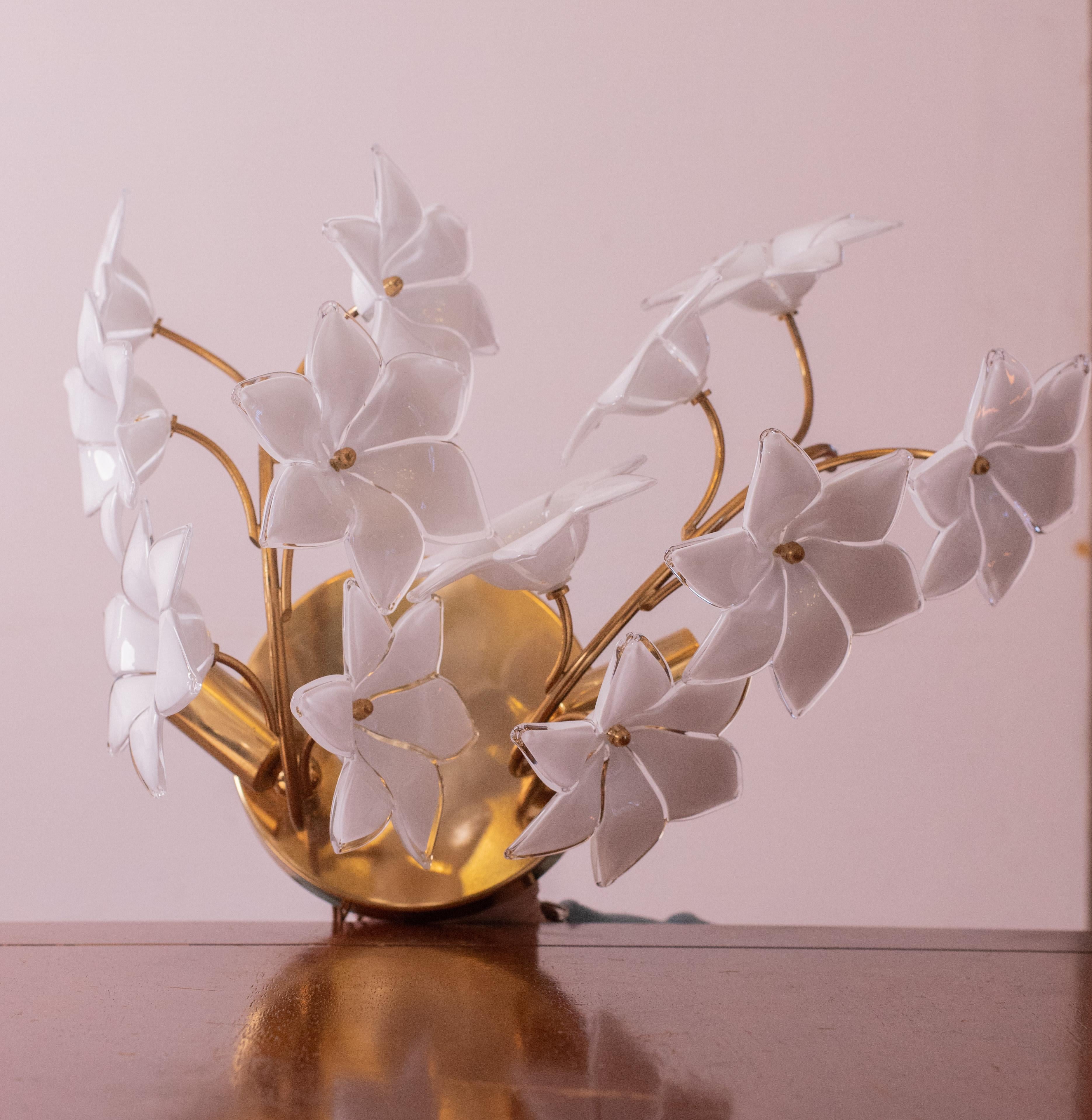 Late 20th Century Gorgeous Murano Wall Sconce with White Flowers, 1970s For Sale