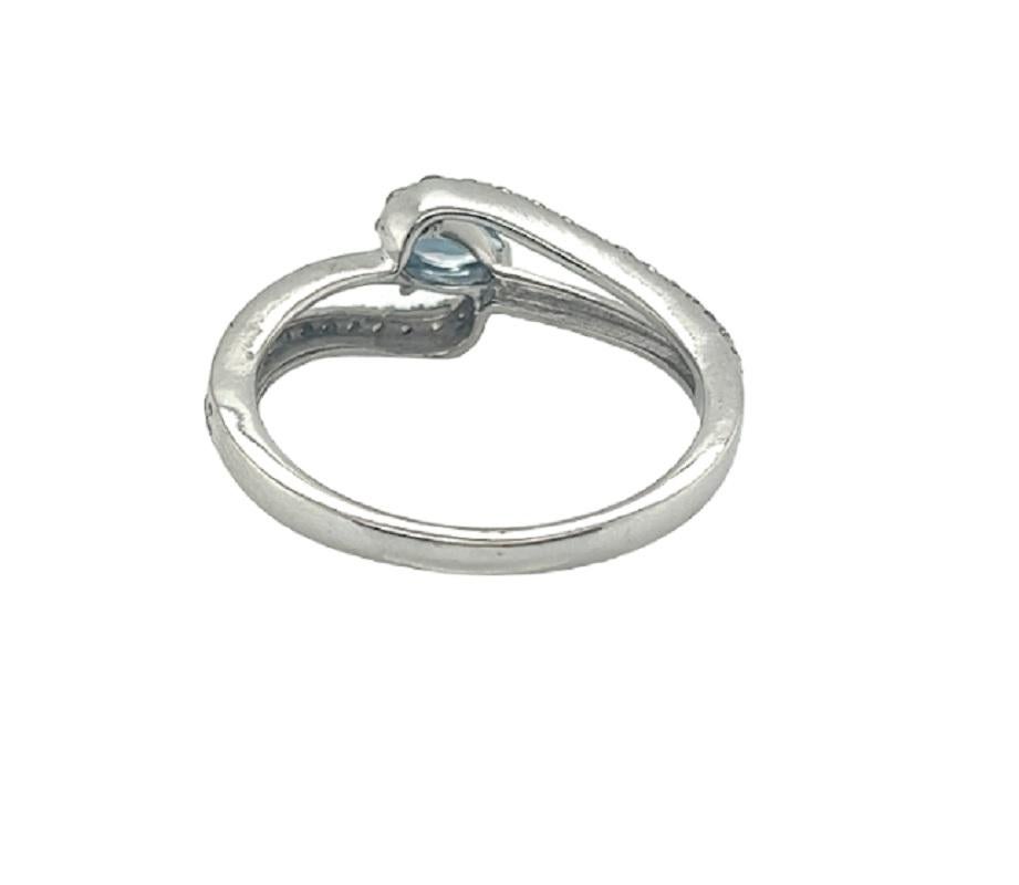 Si tratta di uno splendido anello naturale di alessandrite ovale di qualità AAA con diamanti bianchi rotondi e alessandrite.  Questo anello presenta un'alessandrite ovale naturale da 0.22 carati. L'anello è un vero e proprio pezzo forte.