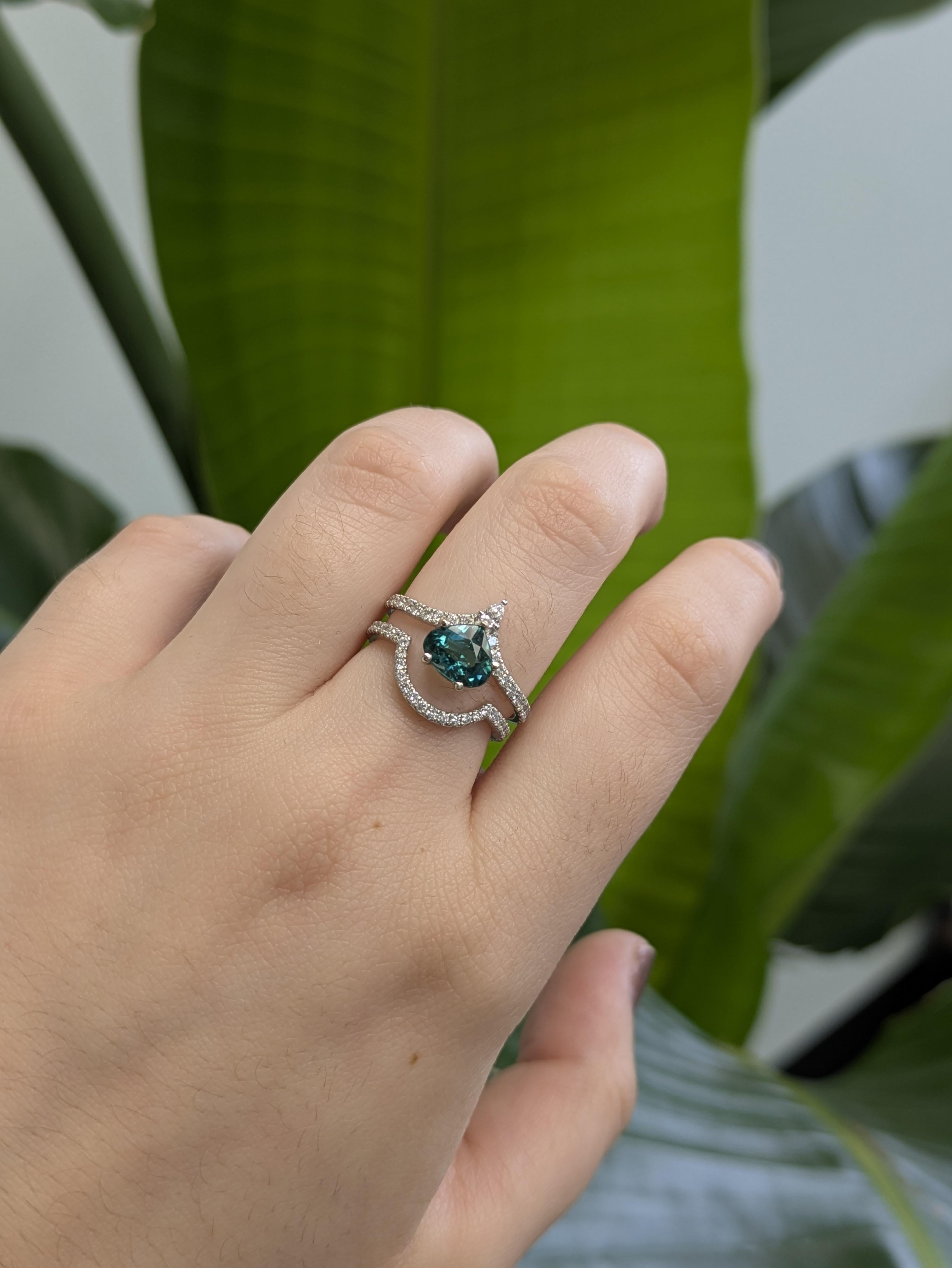 Este elegante anillo apilable tiene un brillante diamante redondo de 0,35 quilates engastado en oro blanco pulido de 14 quilates (1,57 g). Diseñada para ser versátil, se puede llevar sola para un brillo sutil o apilada con otras bandas para un look