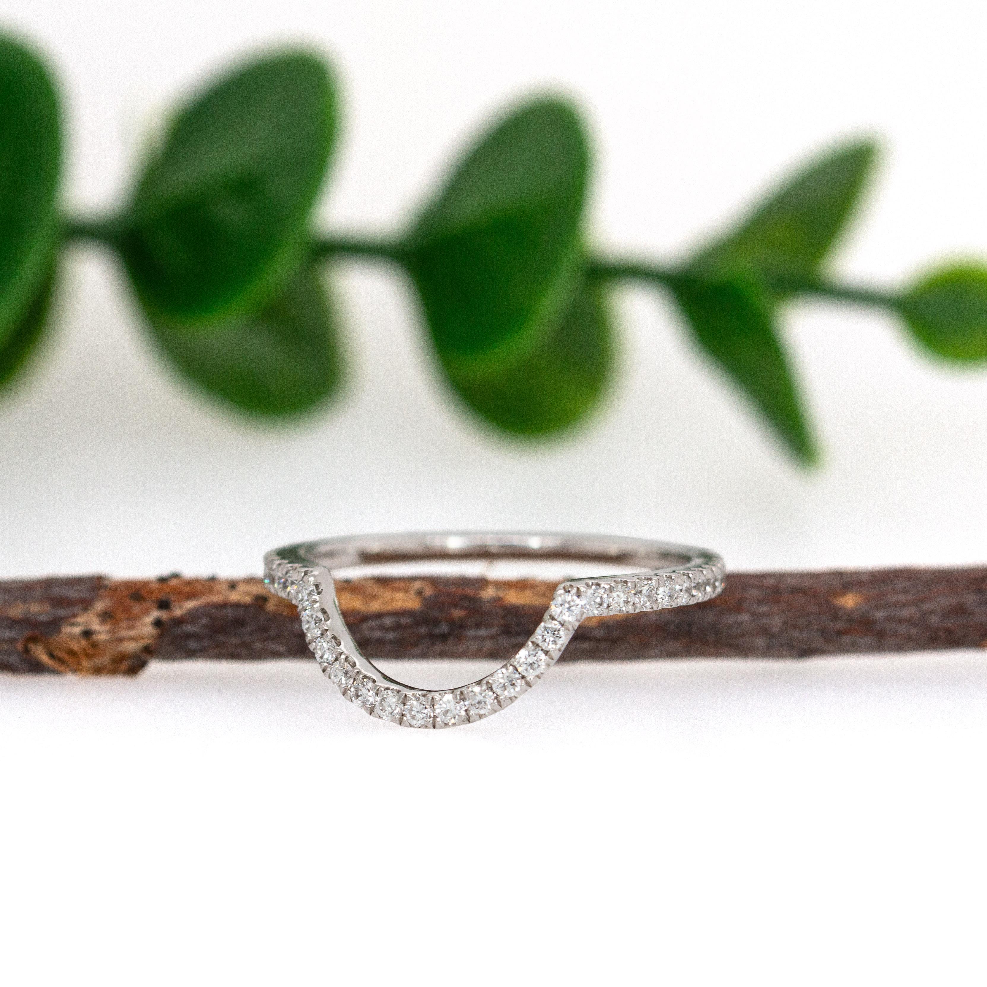 Preciosa banda de diamantes naturales en oro blanco macizo de 14k  Banda apilable Contemporáneo en venta