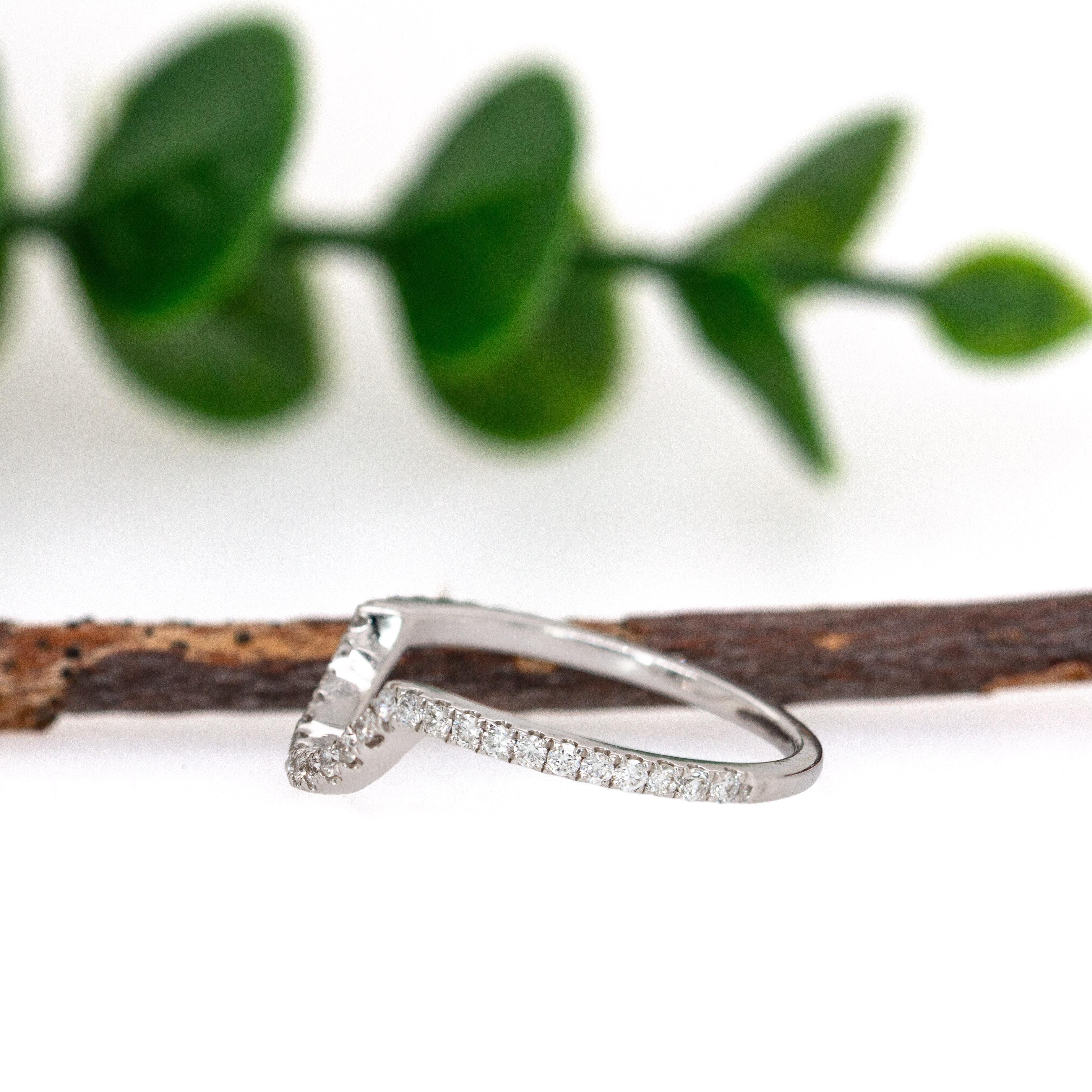 Preciosa banda de diamantes naturales en oro blanco macizo de 14k  Banda apilable Corte redondo en venta