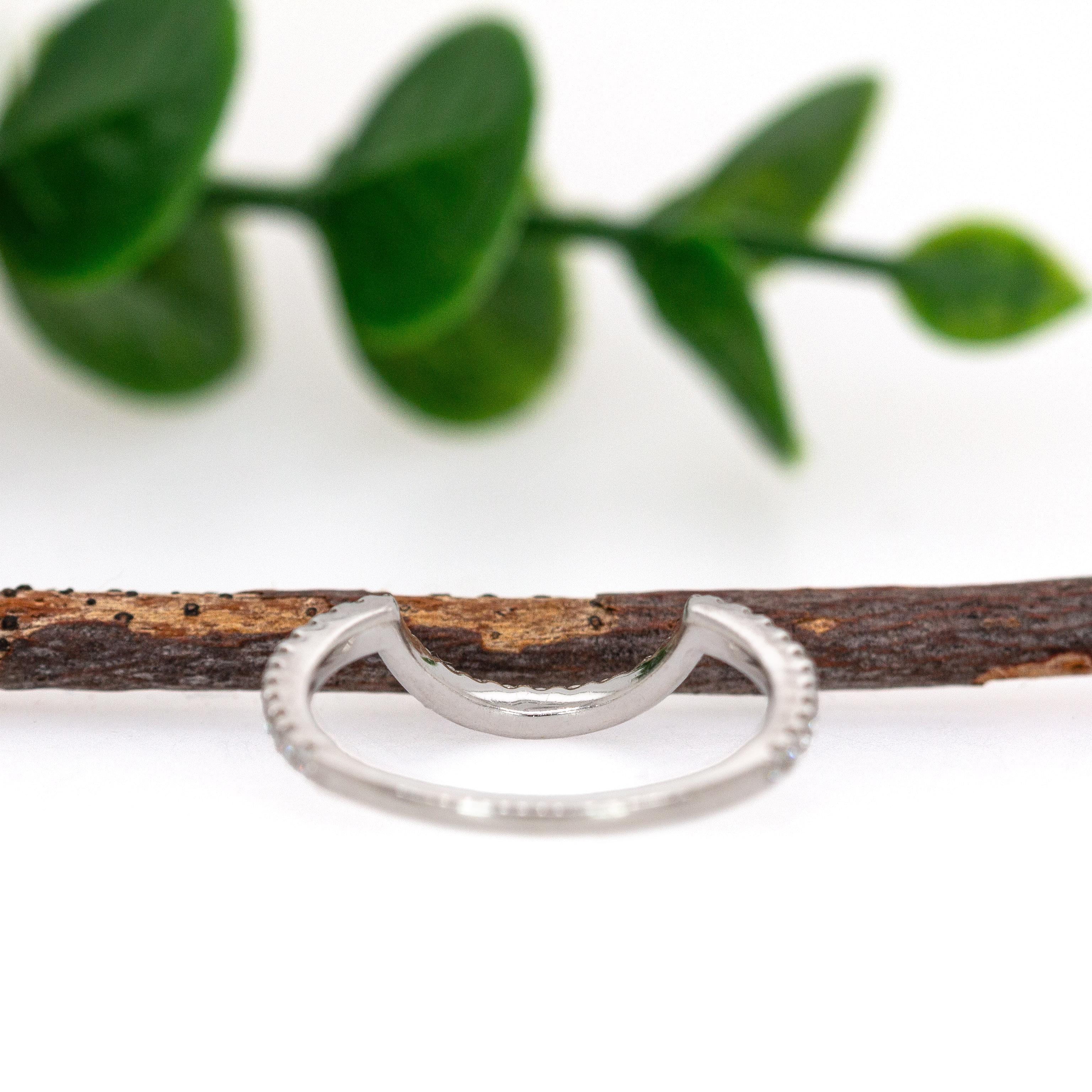 Preciosa banda de diamantes naturales en oro blanco macizo de 14k  Banda apilable en Nuevo estado para la venta en Columbus, OH