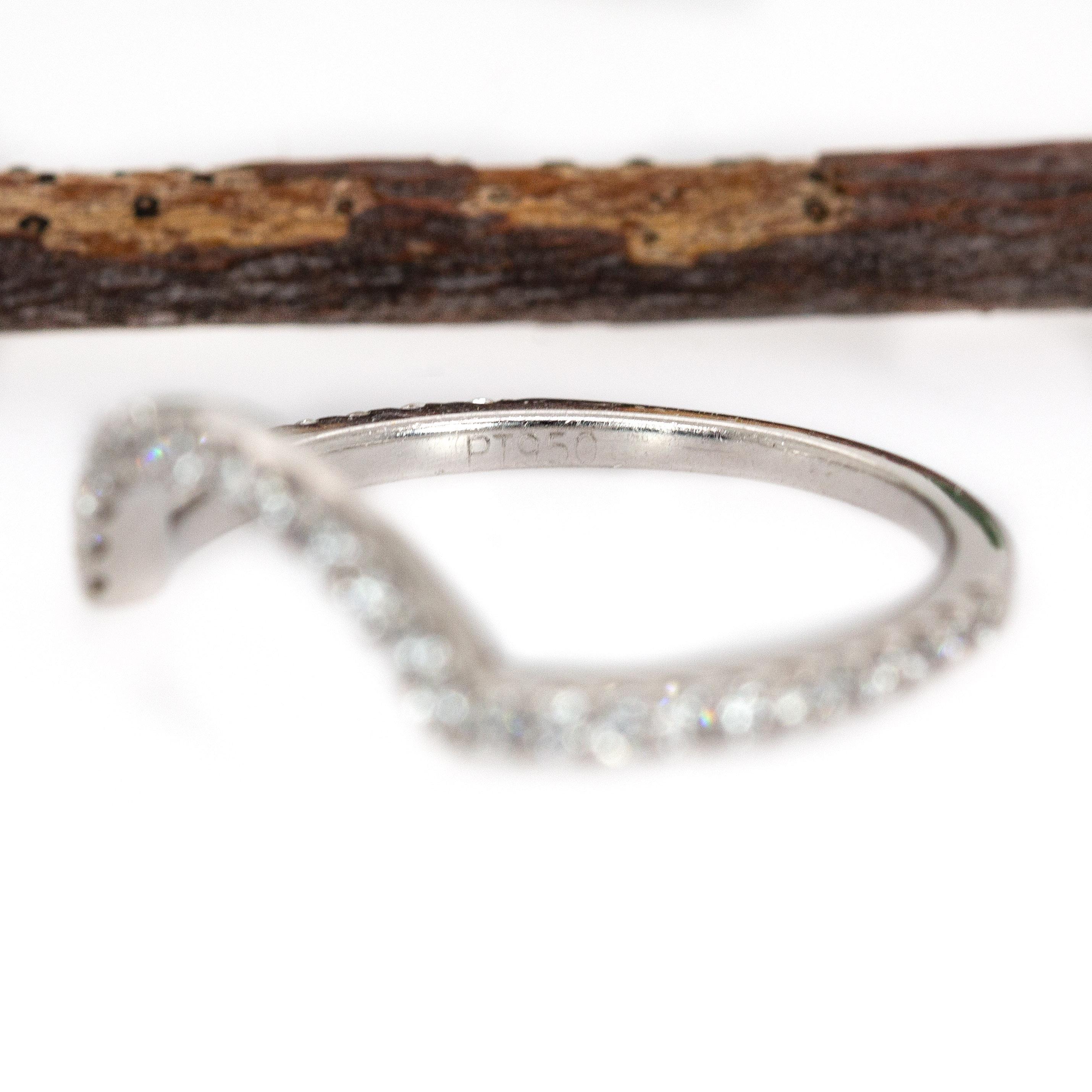 Preciosa banda de diamantes naturales en oro blanco macizo de 14k  Banda apilable en venta 1