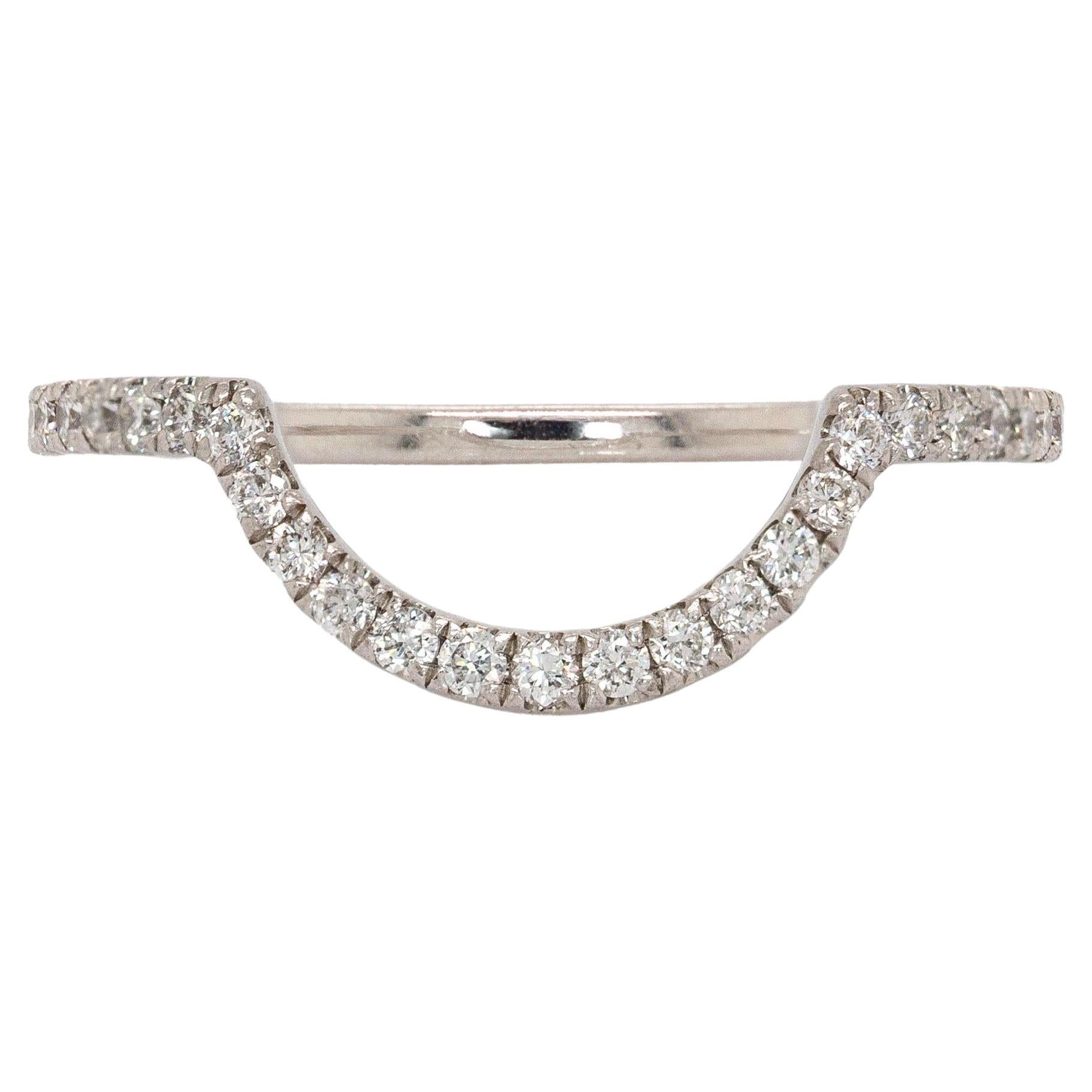 Preciosa banda de diamantes naturales en oro blanco macizo de 14k  Banda apilable en venta