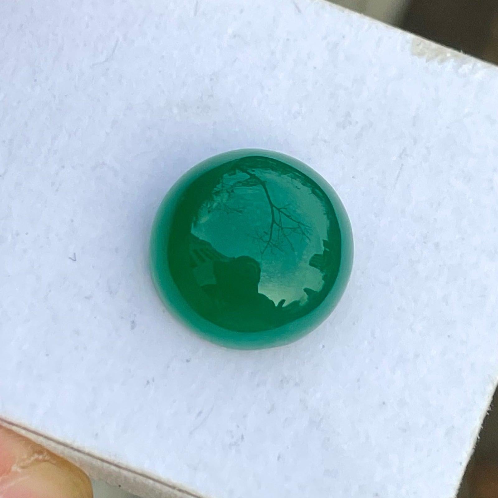 Modern Gorgeous Natural Green Agate Gemstone 6.75 Carats Round Shape Cabochon Cut For Sale