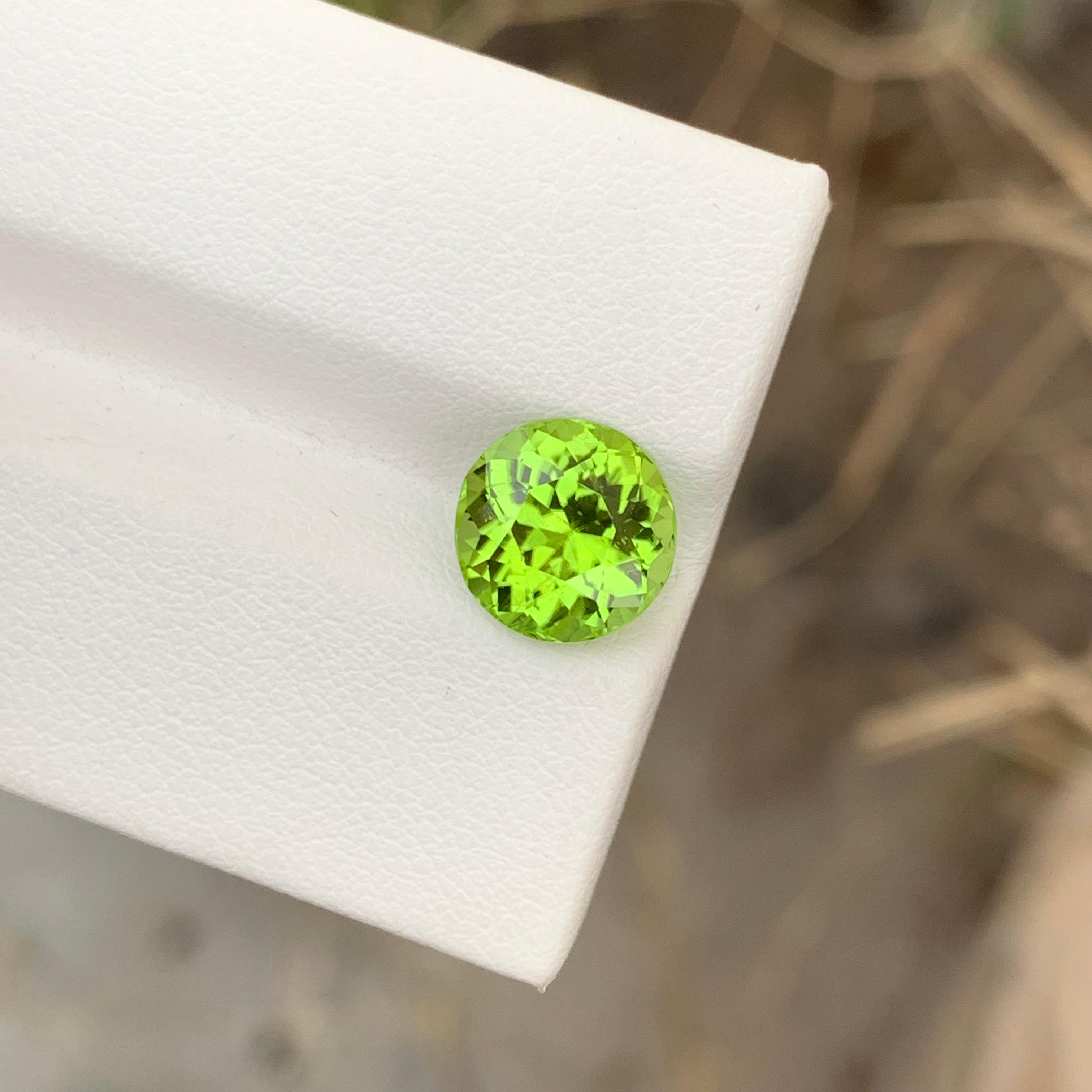 Women's or Men's Gorgeous Natural Green Loose Peridot Round Shape 2.90 Carats Ring Gem For Sale