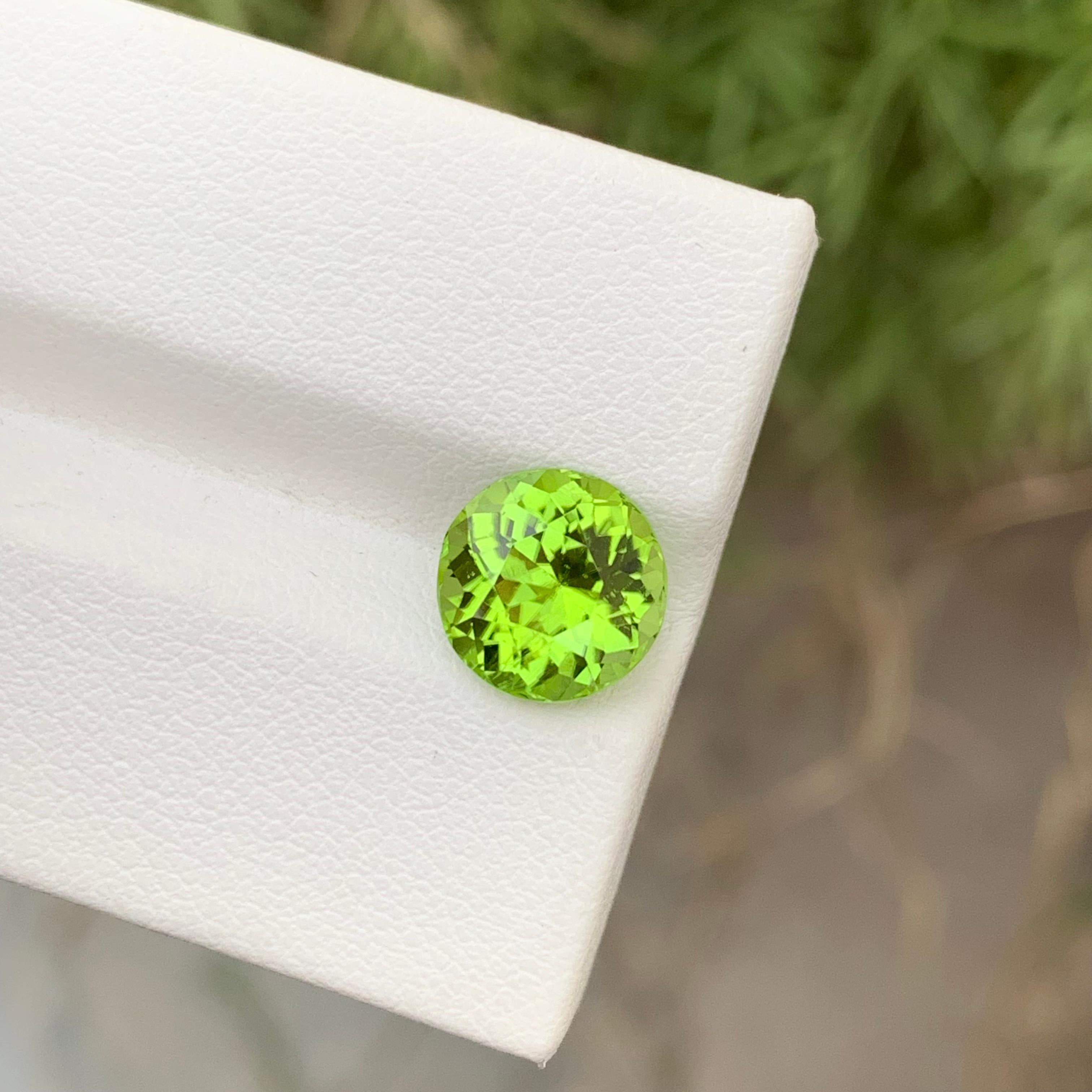 Gorgeous Natural Green Loose Peridot Round Shape 2.90 Carats Ring Gem For Sale 3