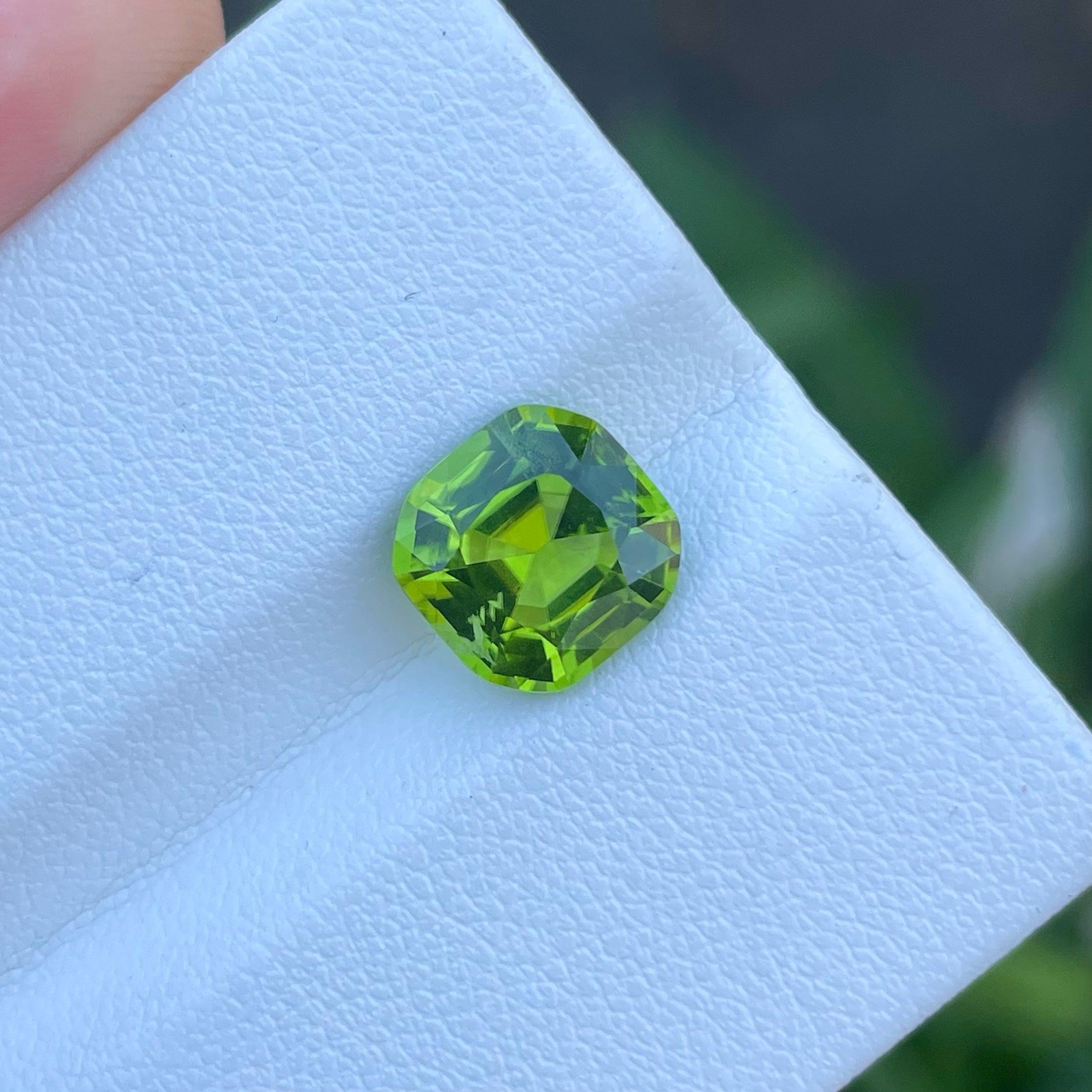 Wunderschöner natürlicher grüner Peridot-Edelstein mit 3,50 Karat im Kissenschliff (Moderne)